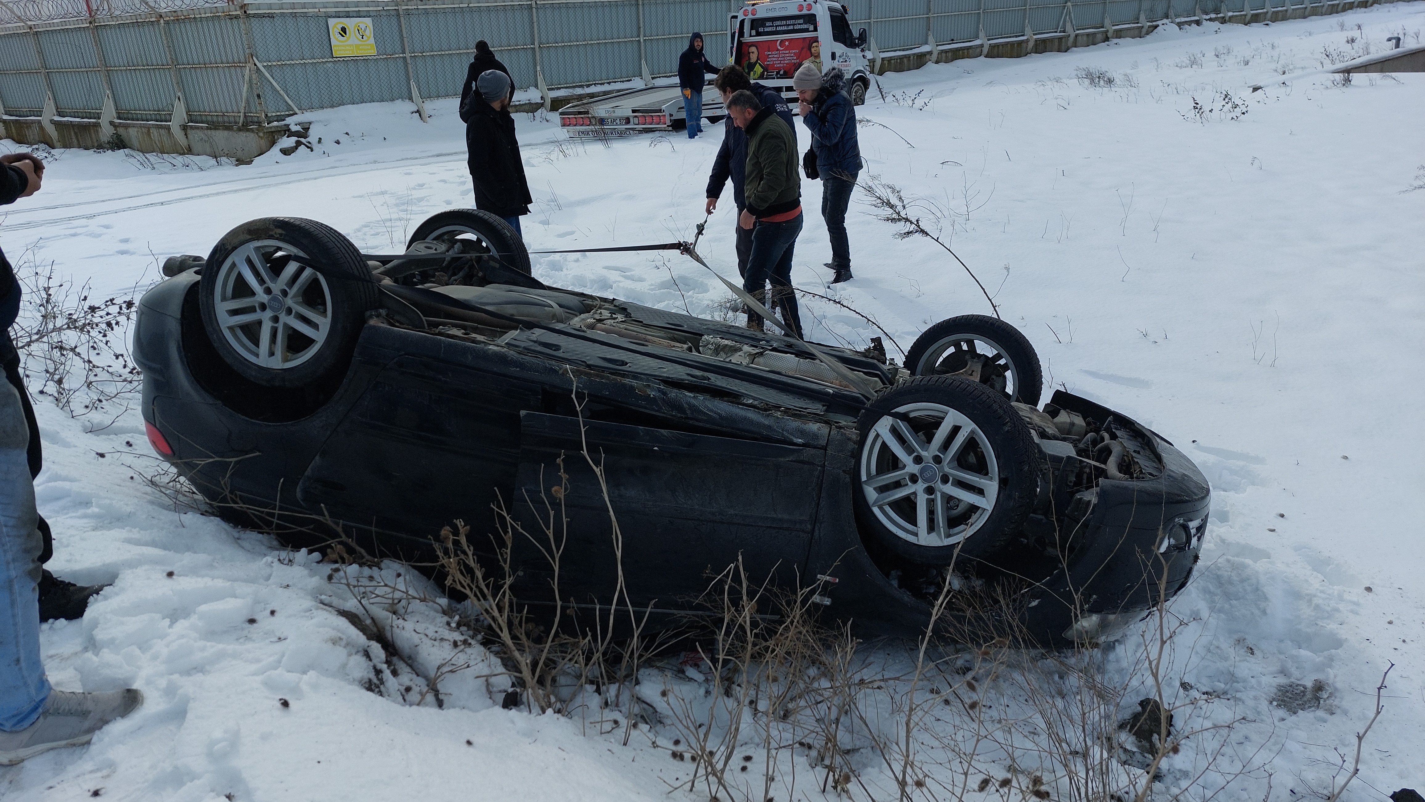 Samsun'da Buzdan Kayan Otomobil Ters Döndü 2