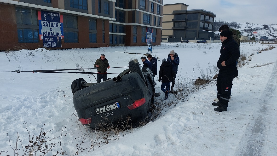 Samsun'da Buzdan Kayan Otomobil Ters Döndü 3