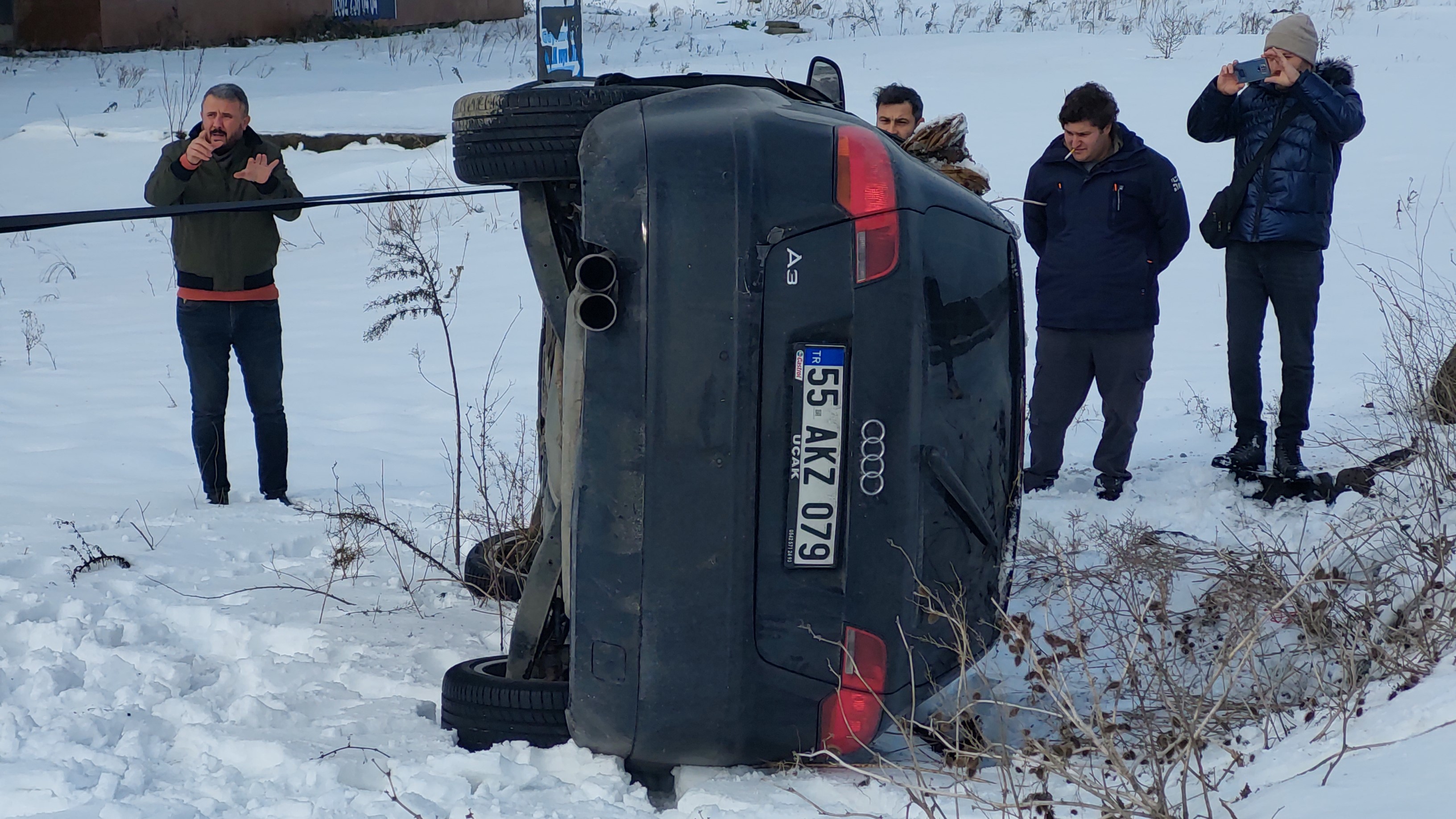 Samsun'da Buzdan Kayan Otomobil Ters Döndü 4
