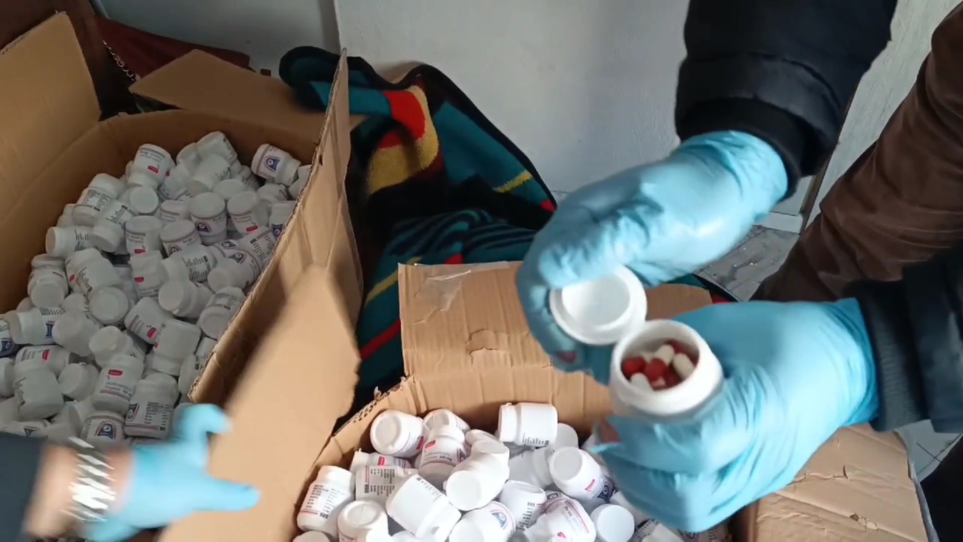 Samsun'da İkiz Kardeşler, 170 Bin 755 Adet Eczayla Yakalandı 4