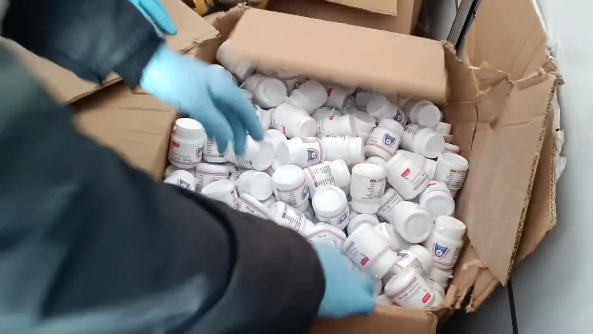 Samsun'da İkiz Kardeşler, 170 Bin 755 Adet Eczayla Yakalandı 6