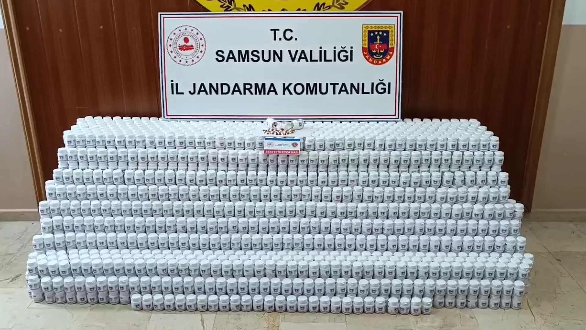 Samsun'da İkiz Kardeşler, 170 Bin 755 Adet Eczayla Yakalandı 8