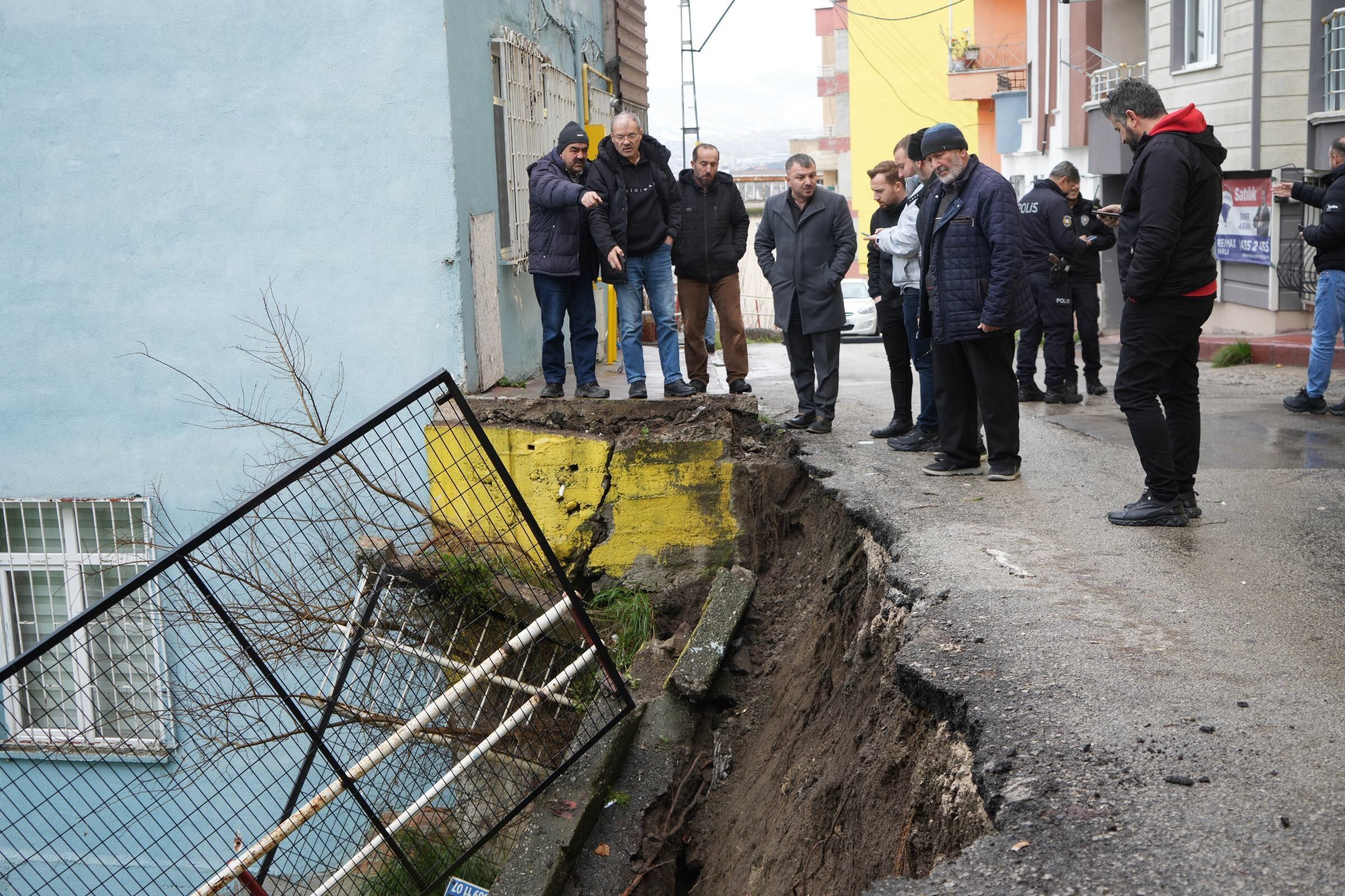 Samsun’da İstinat Duvarı Çöktü, Yol Trafiğe Kapatıldı 2