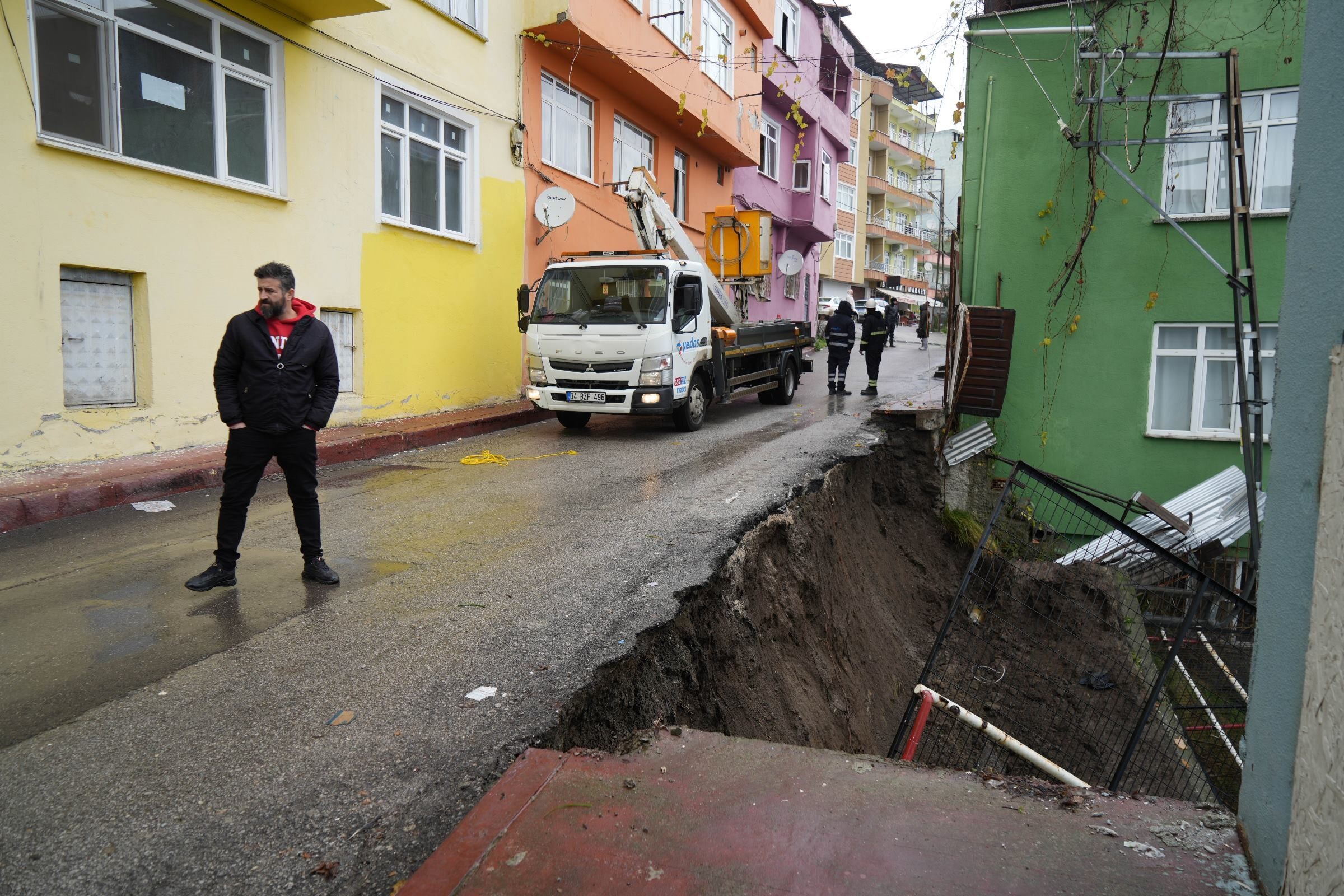 Samsun’da İstinat Duvarı Çöktü, Yol Trafiğe Kapatıldı 3