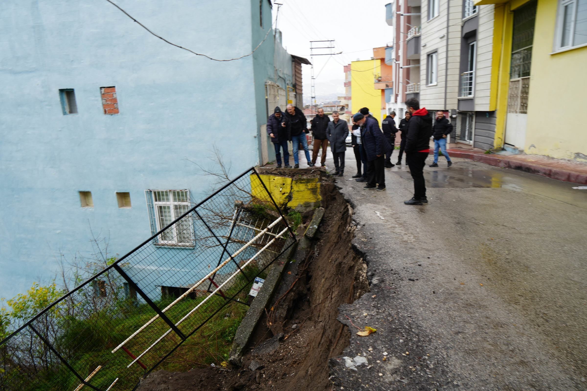 Samsun’da İstinat Duvarı Çöktü, Yol Trafiğe Kapatıldı 4