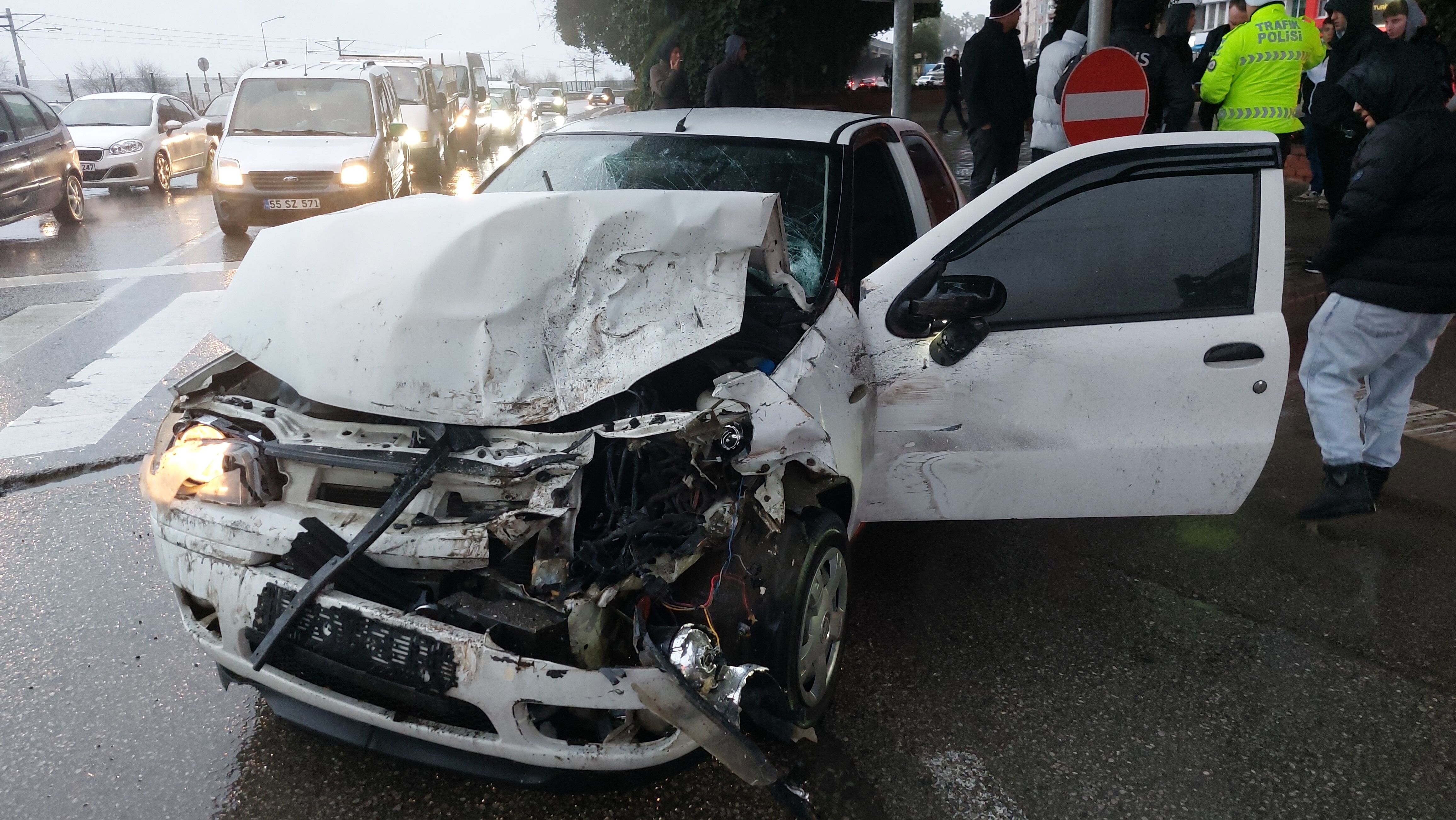 Samsun'da Otomobil Ve Kamyonet Çarpıştı 2