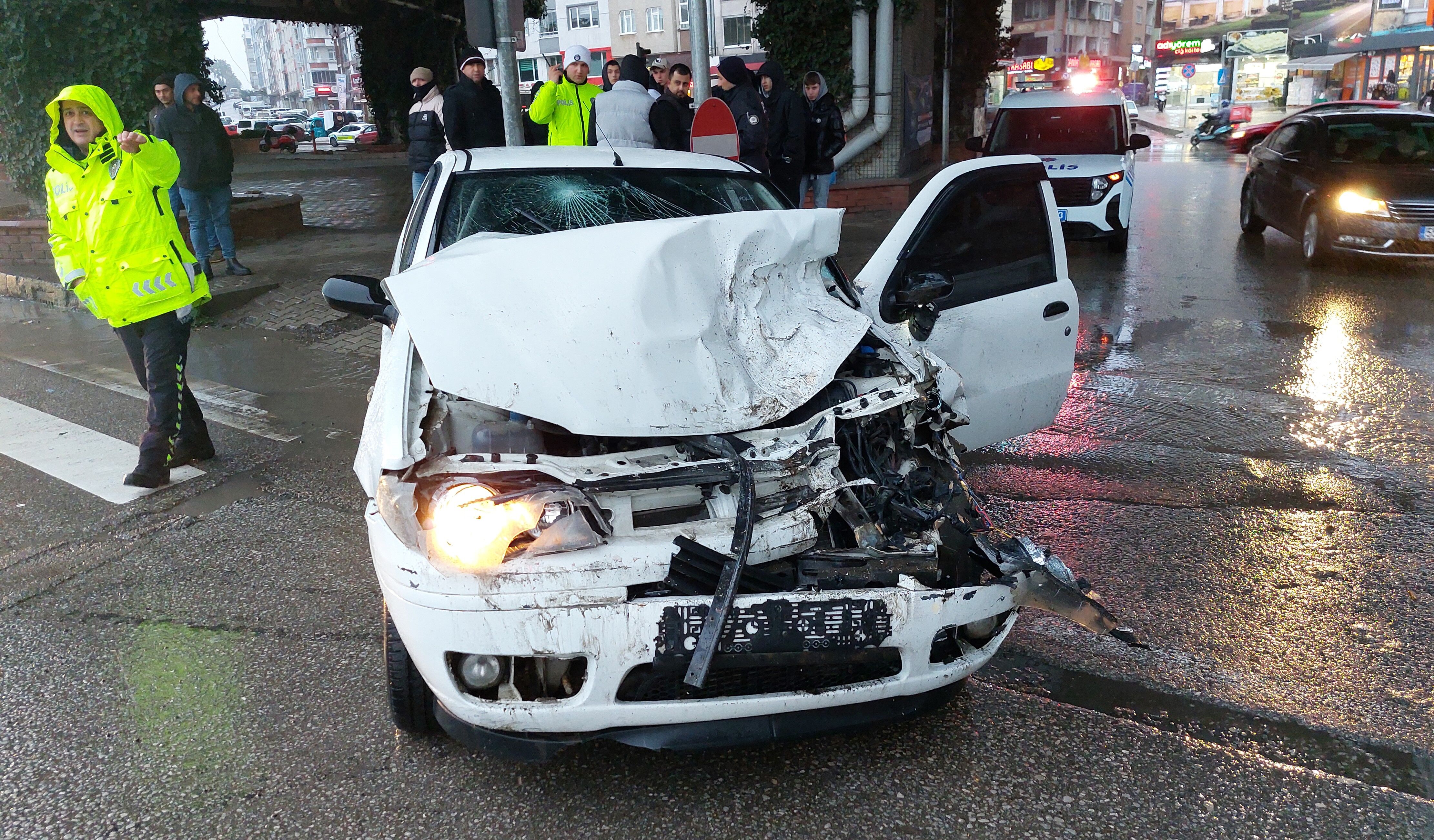 Samsun'da Otomobil Ve Kamyonet Çarpıştı 3