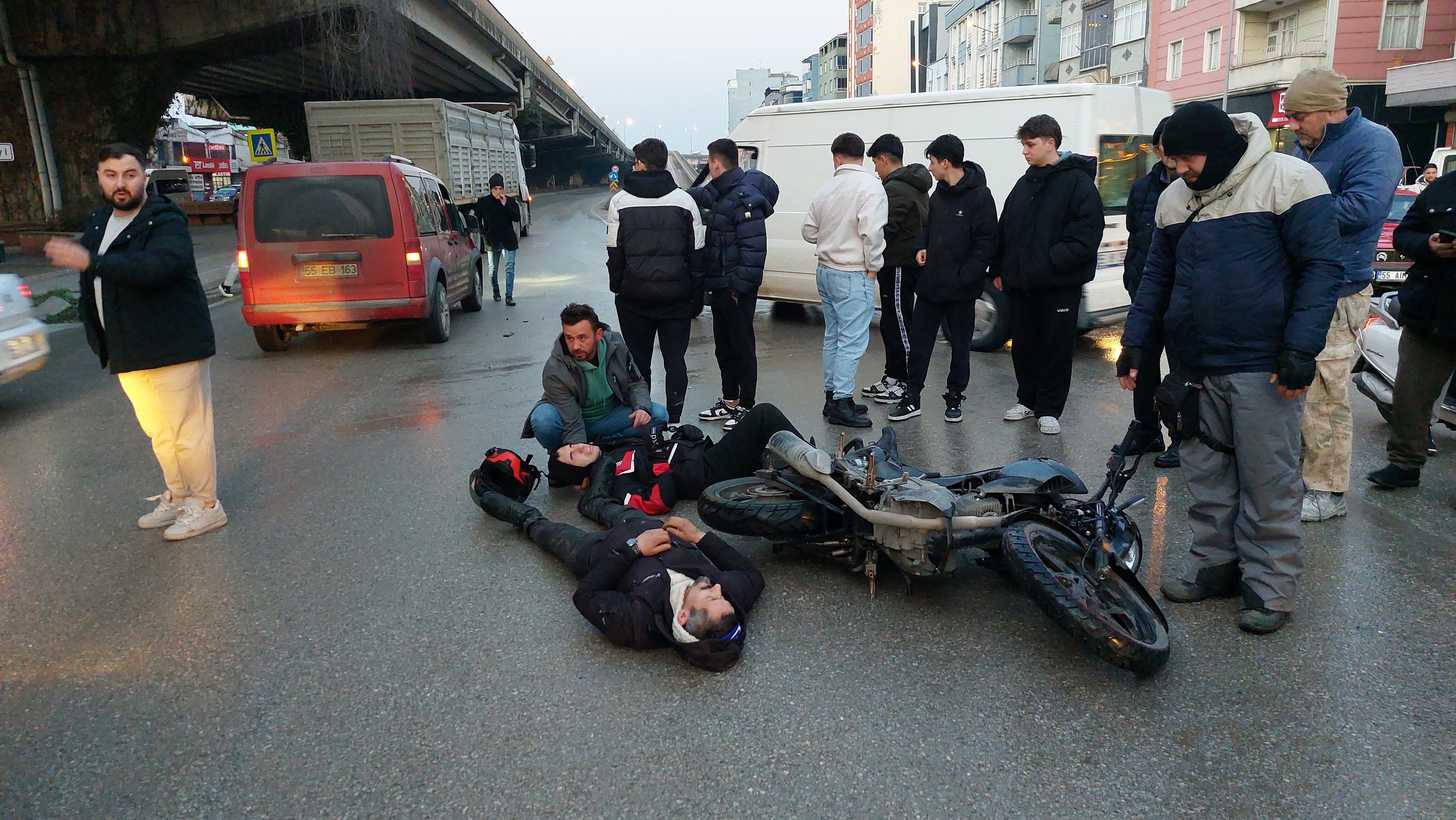 Samsun’da Ticari Araç Ile Motosiklet Çarpıştı 4