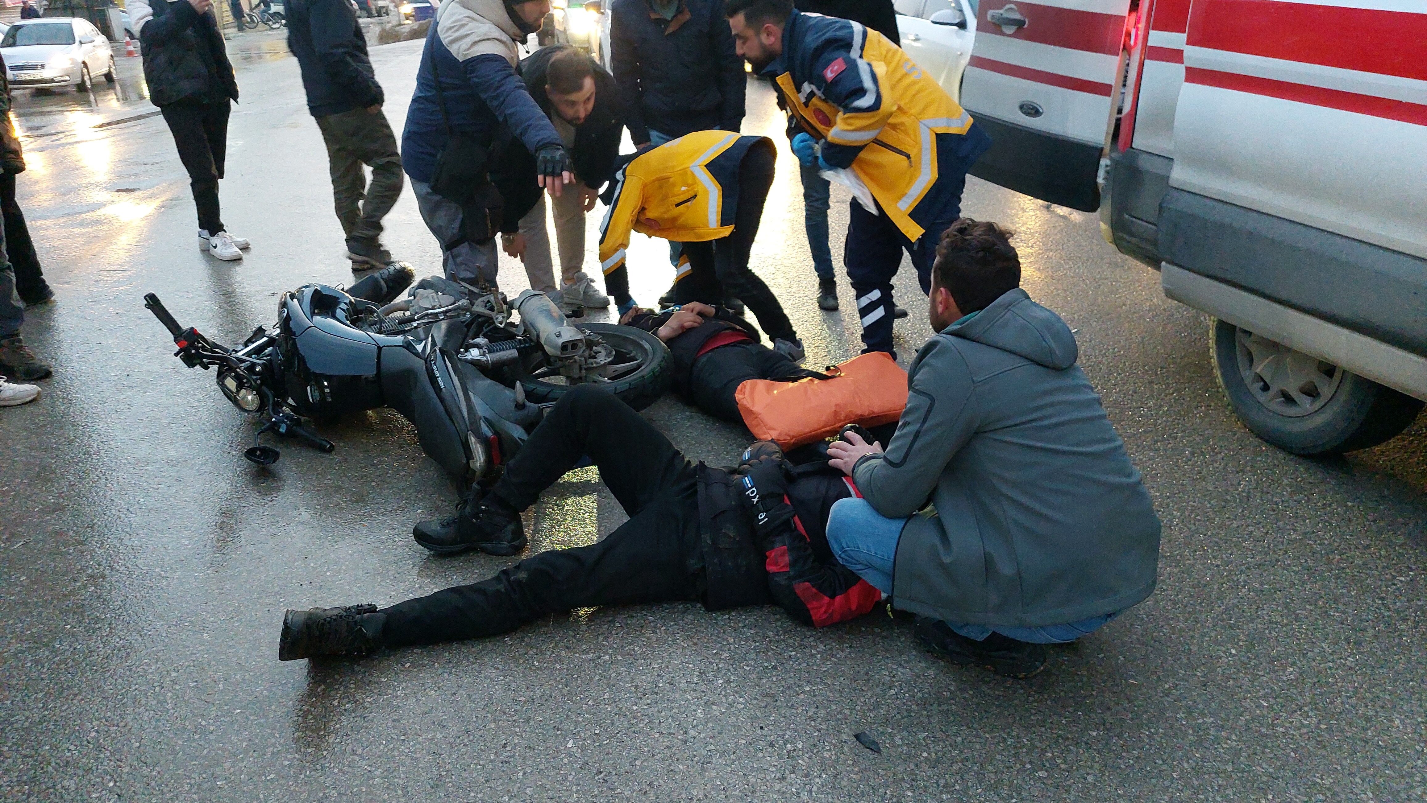 Samsun’da Ticari Araç Ile Motosiklet Çarpıştı 6