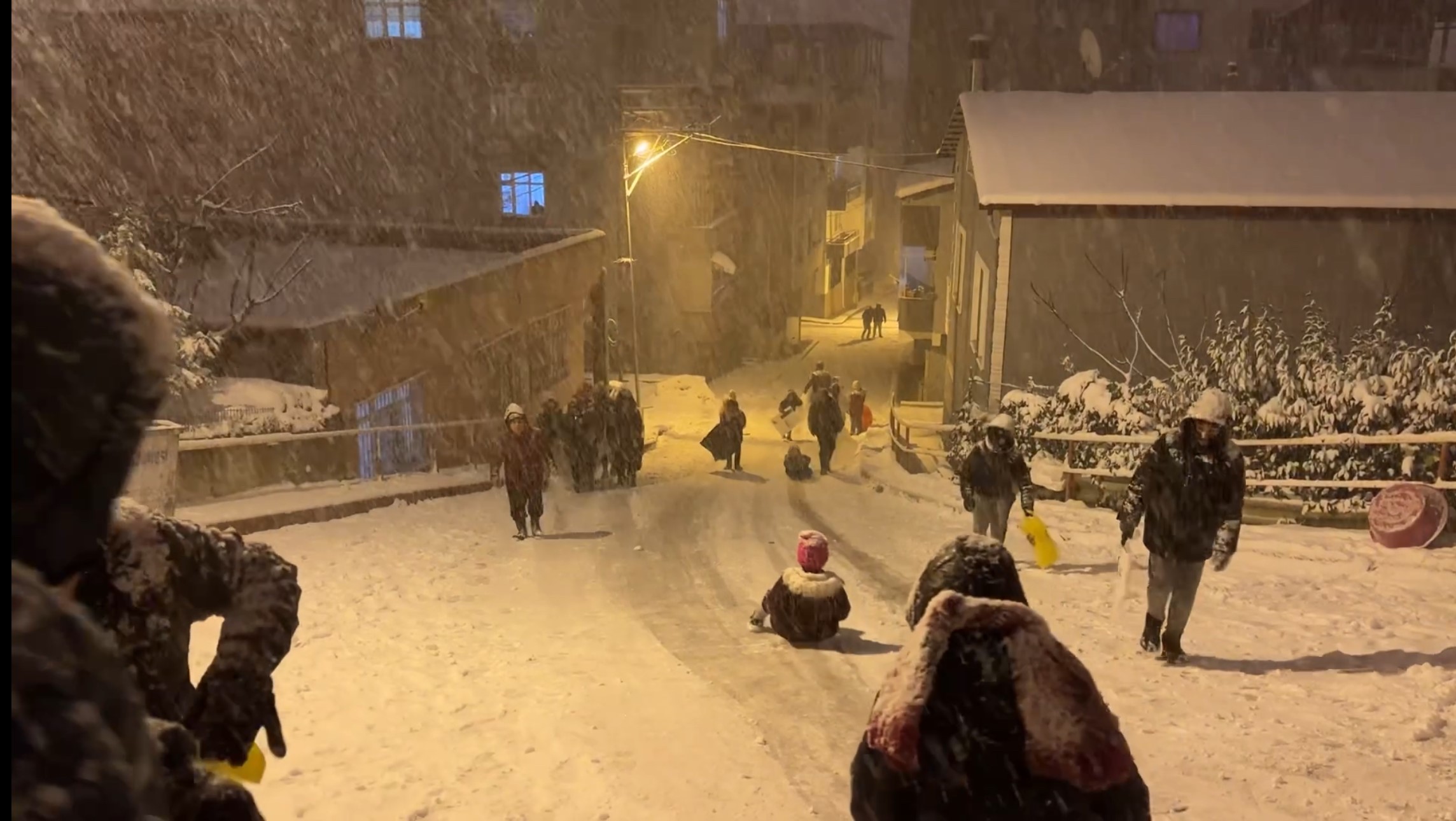Samsun’da Vatandaşlar Karın Tadını Poşetlerle Kayarak Çıkardı 2