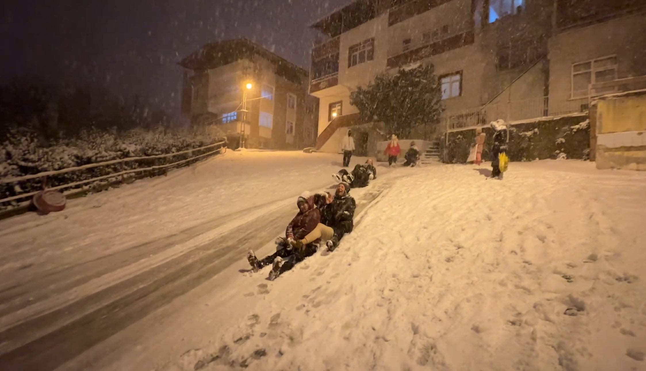Samsun’da Vatandaşlar Karın Tadını Poşetlerle Kayarak Çıkardı 3