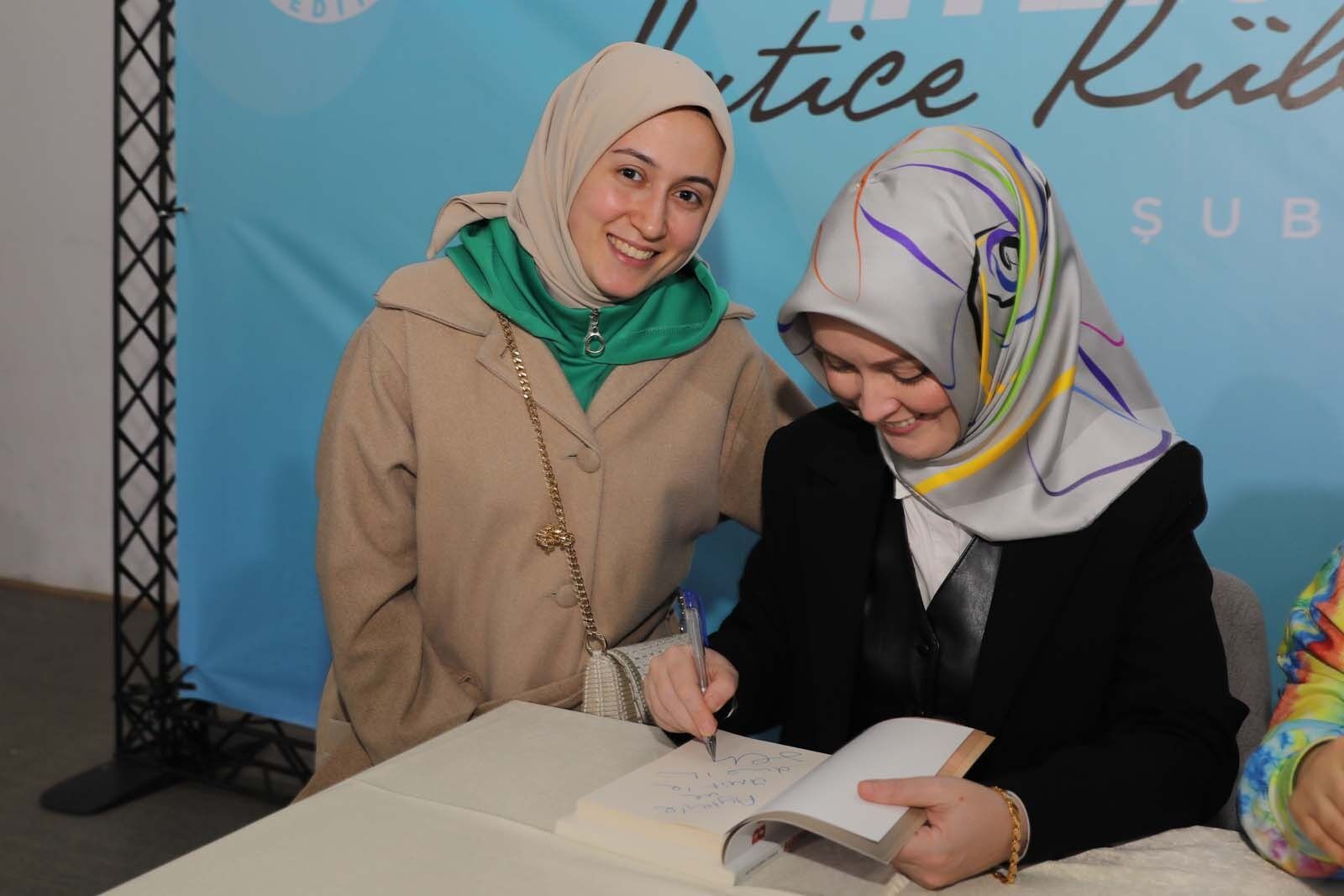 Yazar Hatice Kübra Tongar Bafralı Kadınlarla Buluştu 11