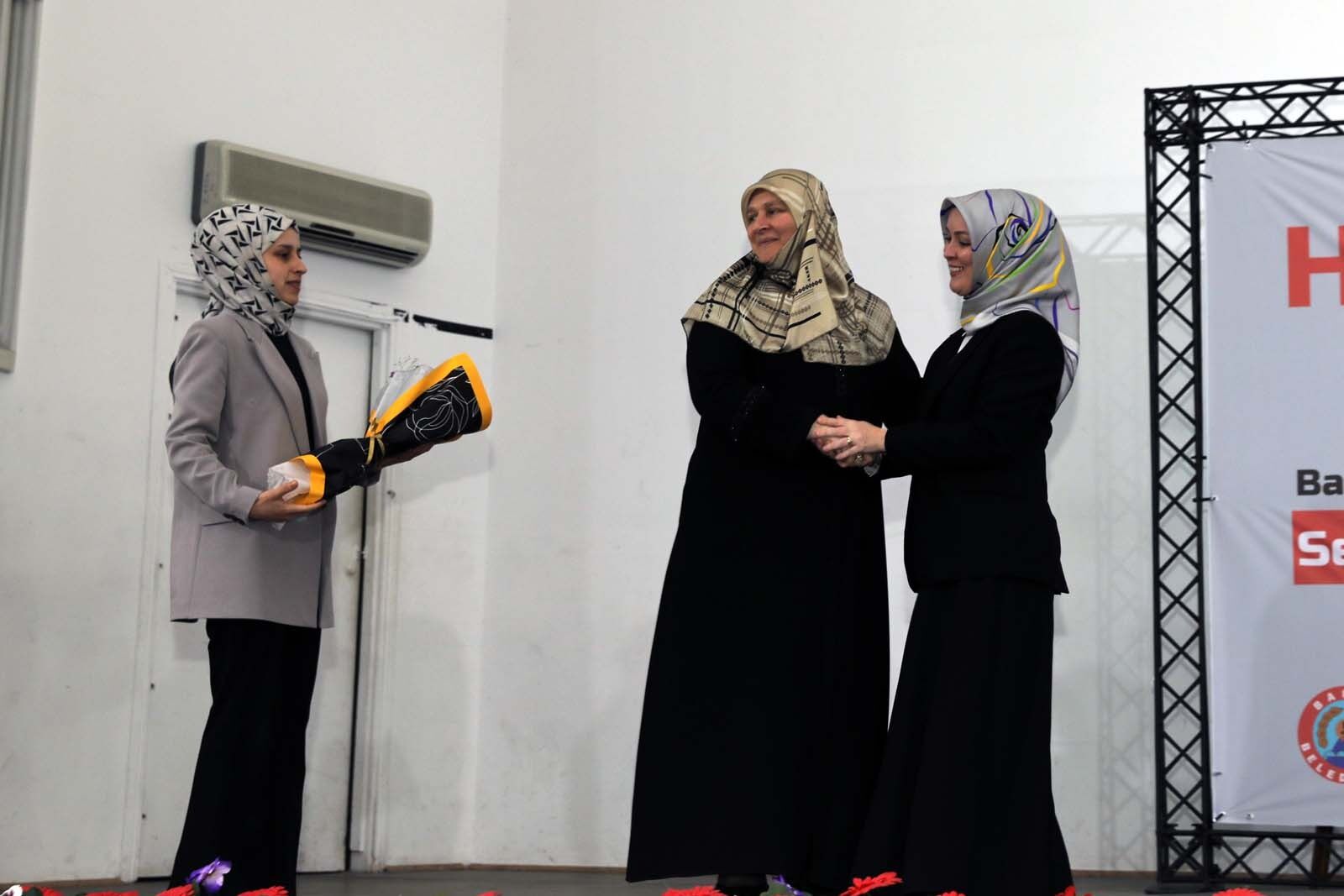 Yazar Hatice Kübra Tongar Bafralı Kadınlarla Buluştu 12