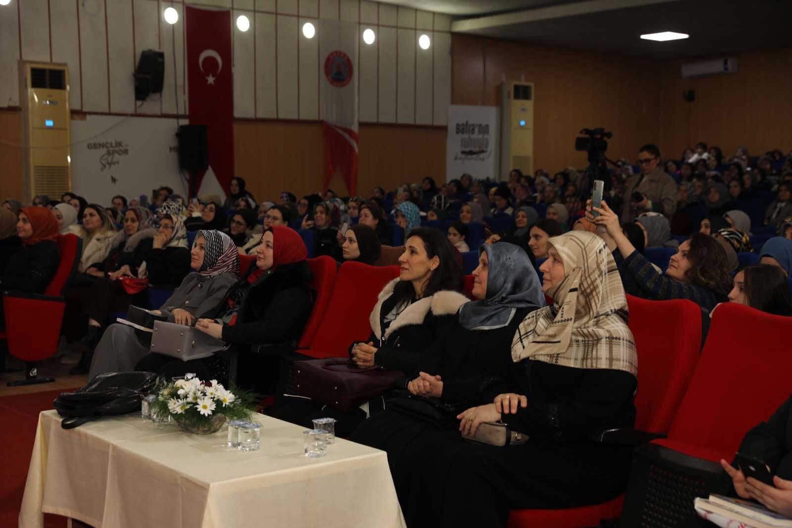 Yazar Hatice Kübra Tongar Bafralı Kadınlarla Buluştu 2