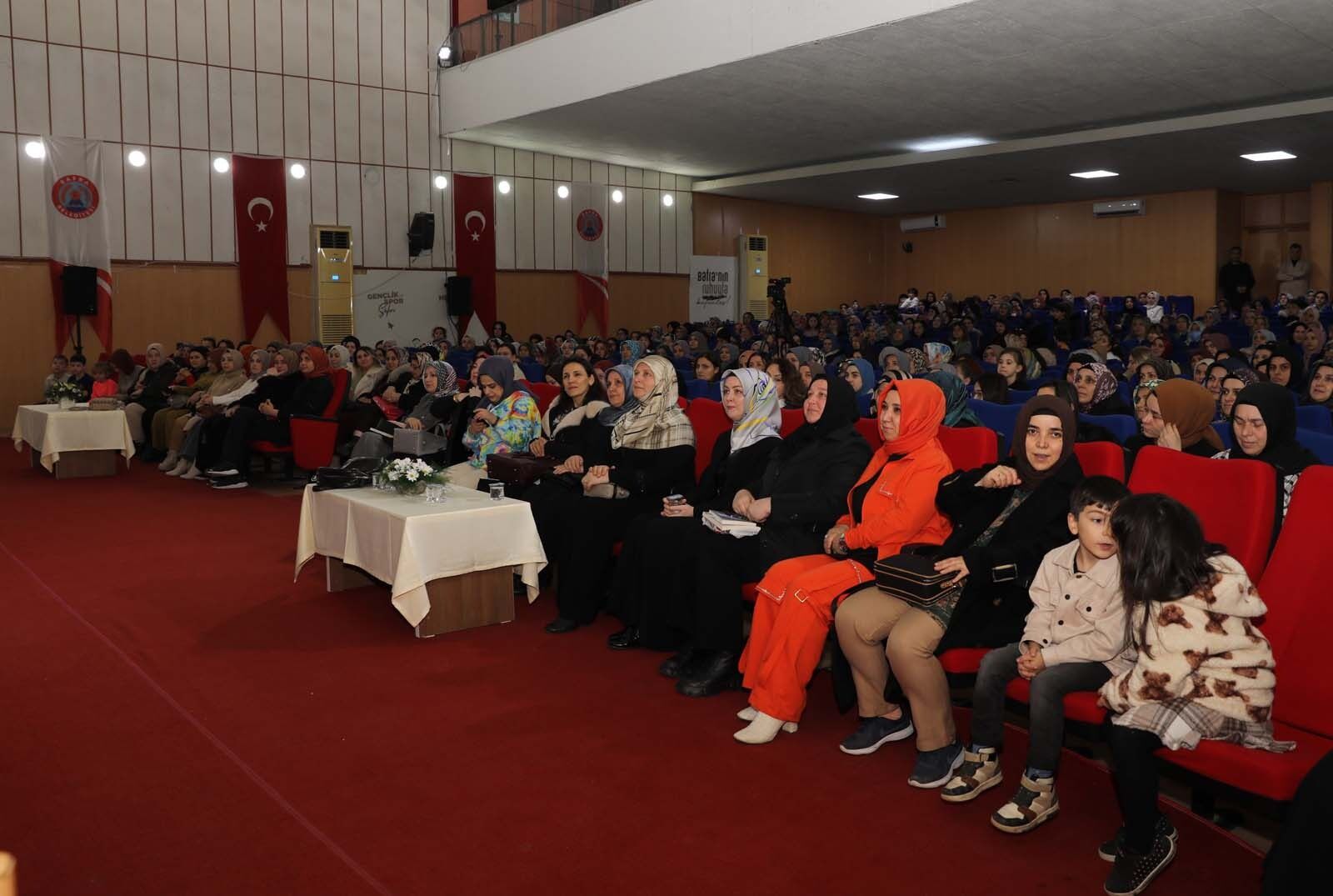 Yazar Hatice Kübra Tongar Bafralı Kadınlarla Buluştu