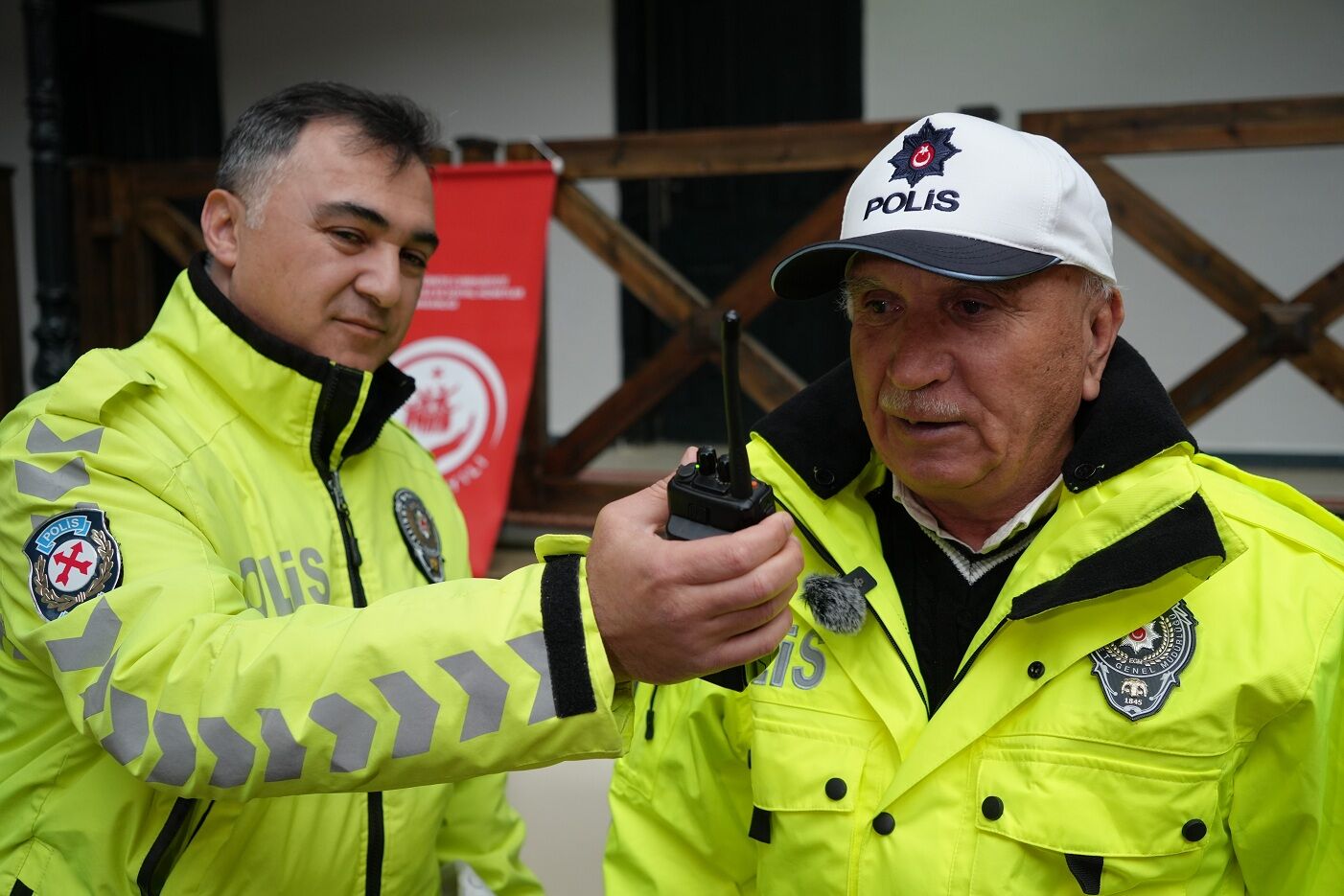 68 Yaşındaki Huzurevi Sakininin Polislik Hayali Gerçek Oldu Anons Yaptı, Sürücü Denetledi (2)