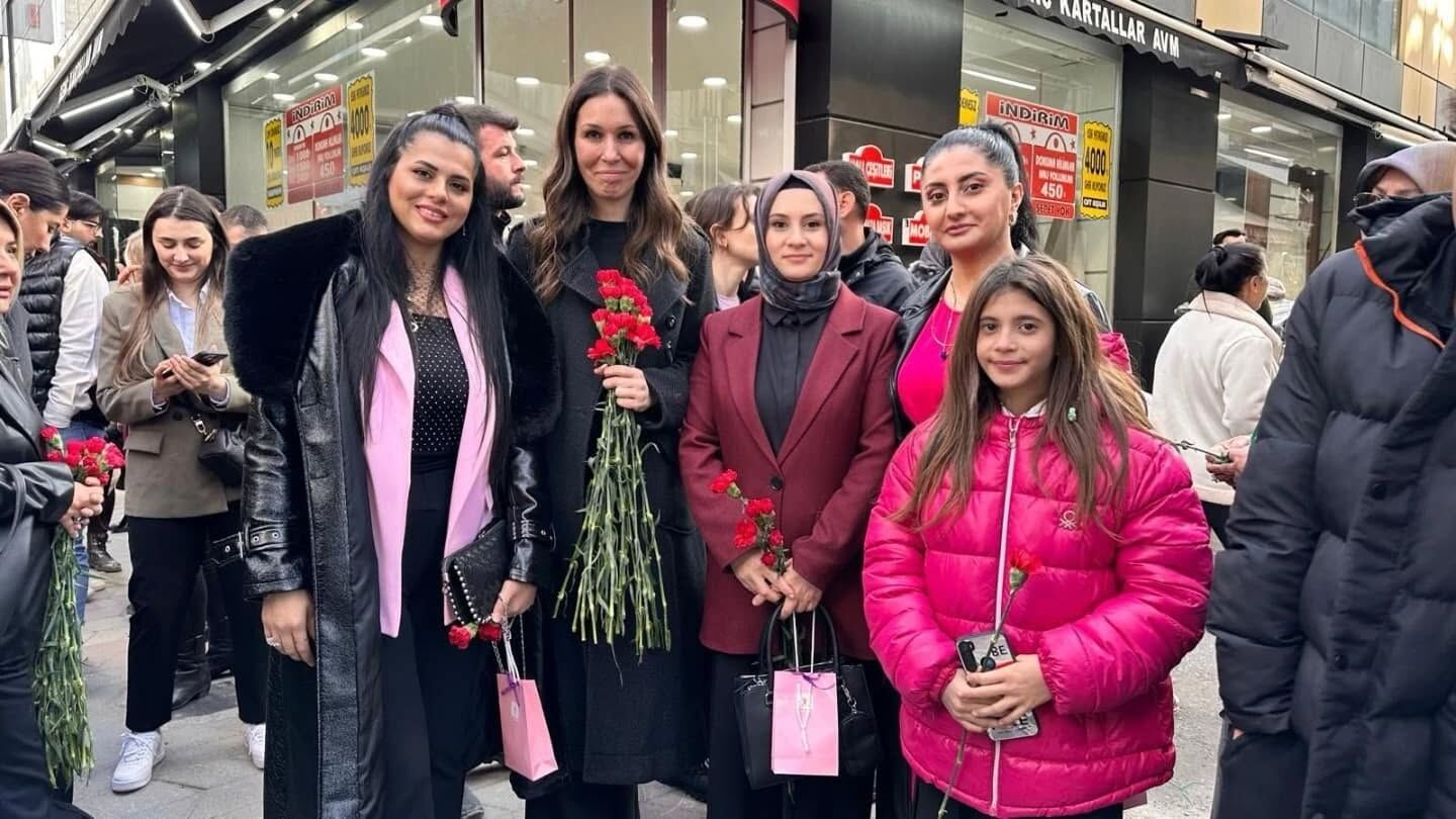 Ak Parti Samsun Teşkilatından 8 Mart’a Özel Karanfil Dağıtımı (10)