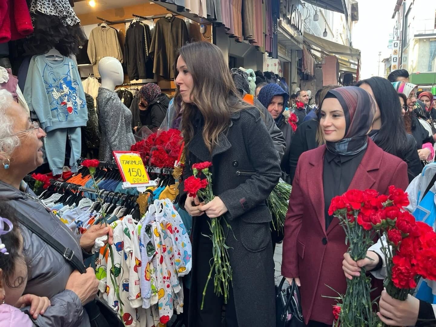 Ak Parti Samsun Teşkilatından 8 Mart’a Özel Karanfil Dağıtımı (11)