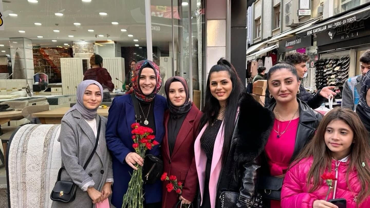 Ak Parti Samsun Teşkilatından 8 Mart’a Özel Karanfil Dağıtımı (3)