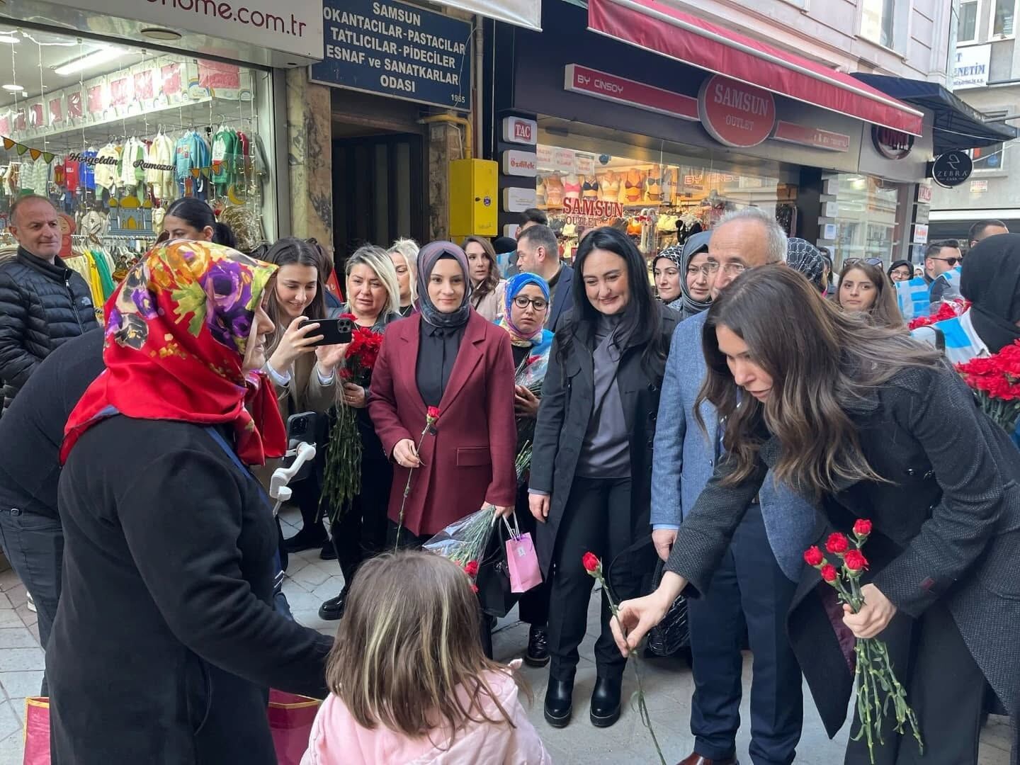Ak Parti Samsun Teşkilatından 8 Mart’a Özel Karanfil Dağıtımı (5)