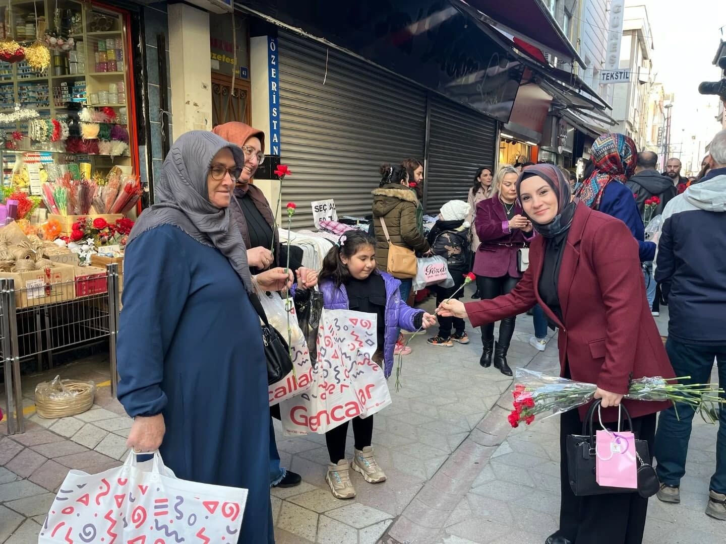 Ak Parti Samsun Teşkilatından 8 Mart’a Özel Karanfil Dağıtımı (7)