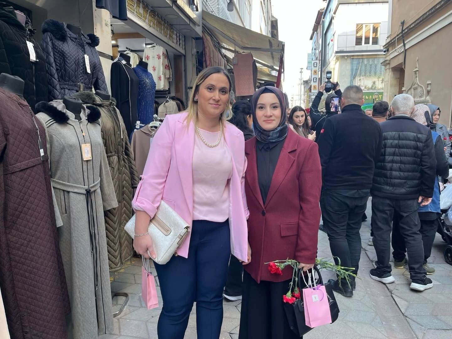 Ak Parti Samsun Teşkilatından 8 Mart’a Özel Karanfil Dağıtımı (8)