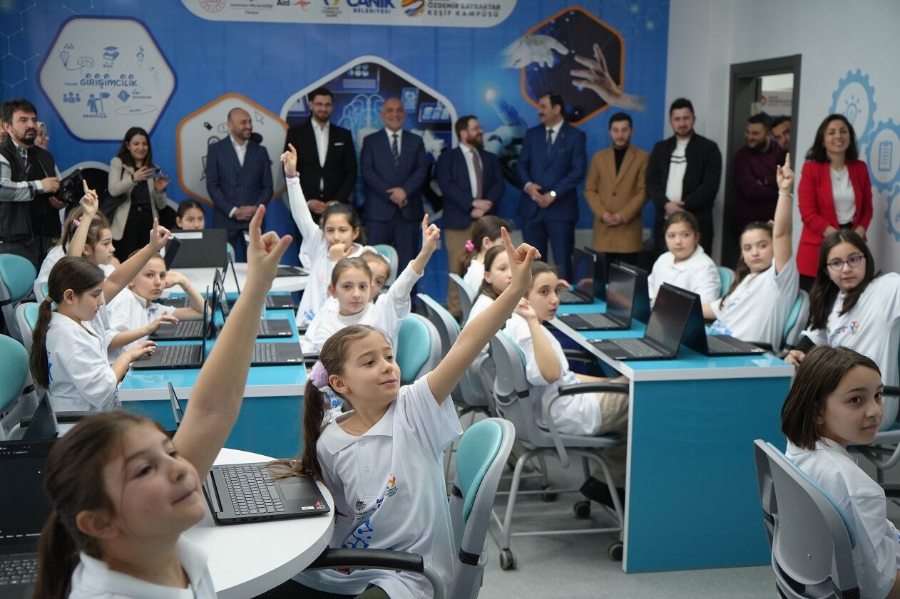 Avustralya Destekli Projeyle 3 Bin Kız Öğrenci Yapay Zeka Eğitimi Alacak (1)