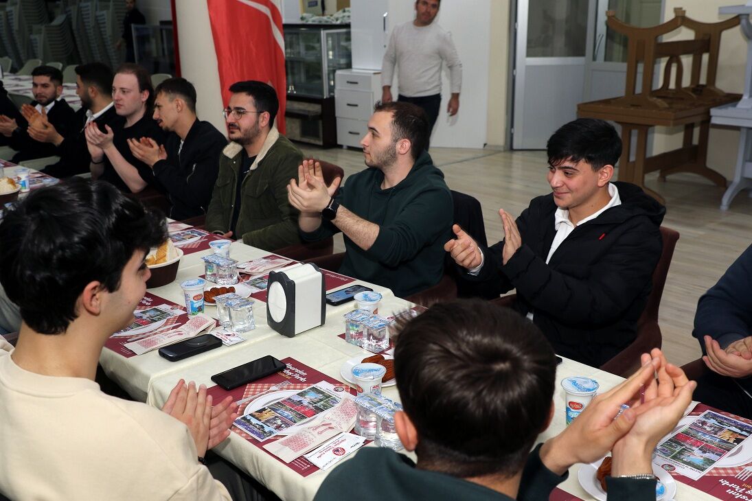 Başkan Kiliç, Kyk Öğrenci̇leri̇ İle İftarda Buluştu (7)