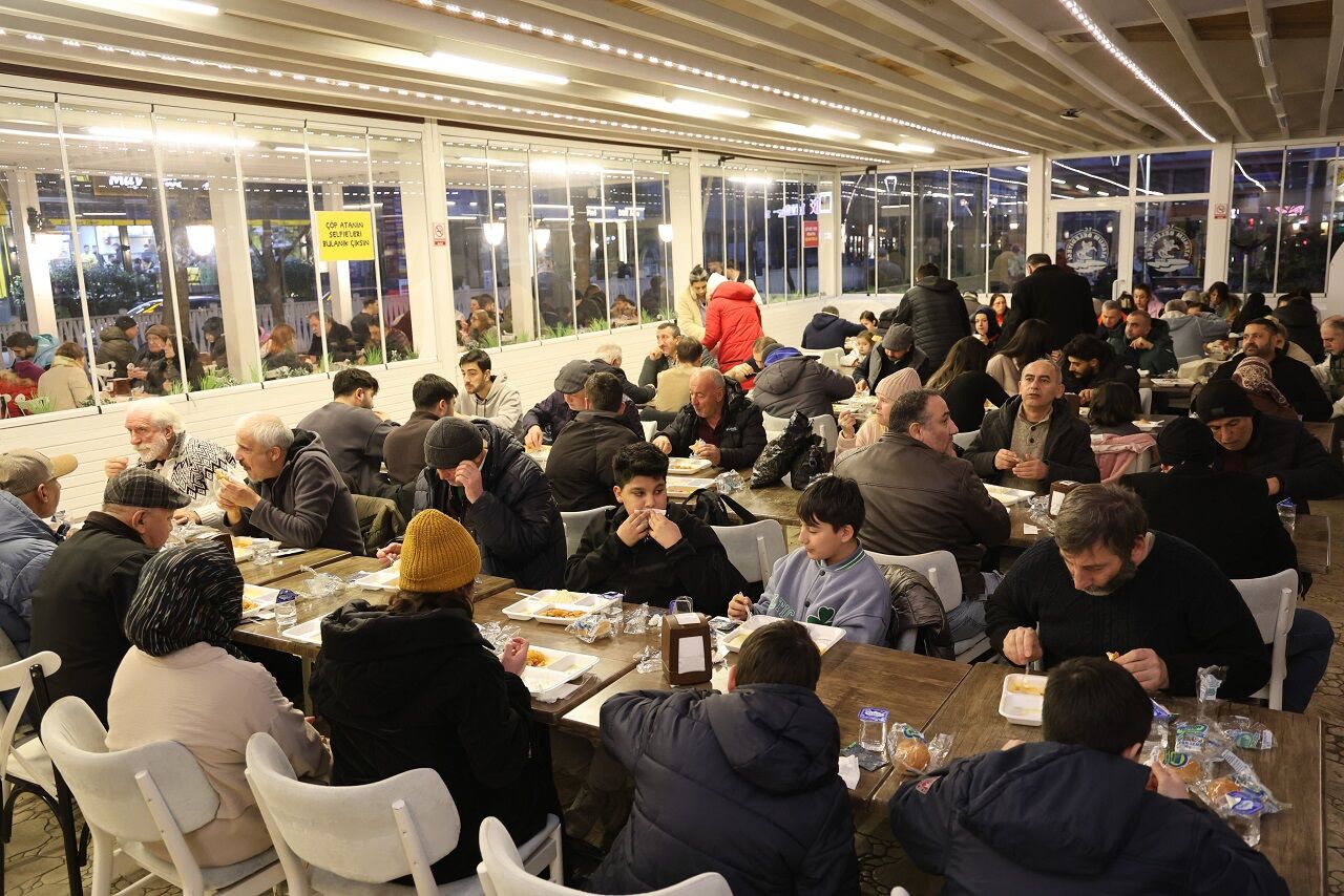 Samsun Atakum’da Kurulan İlk İftar Sofrasına Yoğun İlgi 3