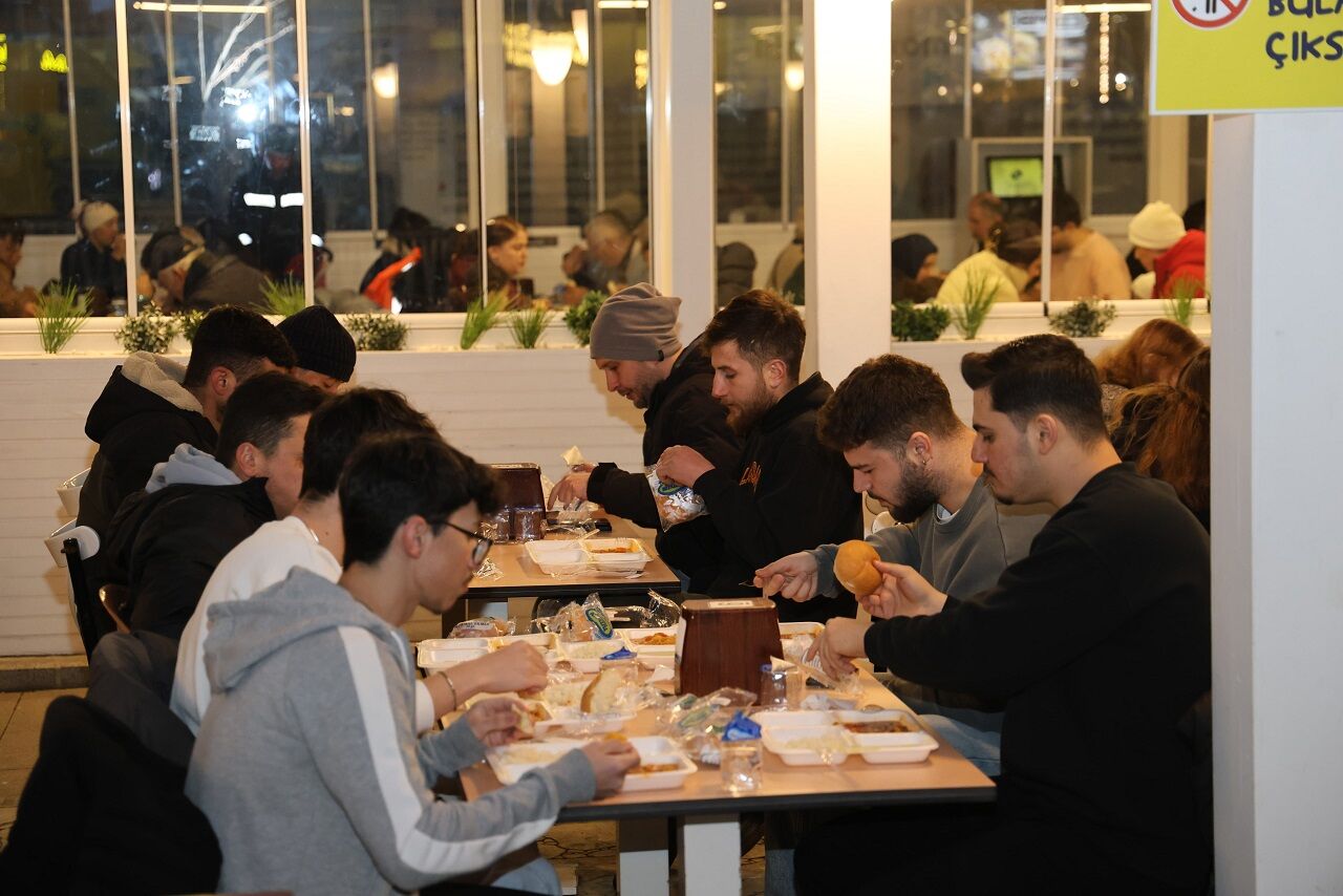Samsun Atakum’da Kurulan İlk İftar Sofrasına Yoğun İlgi 6
