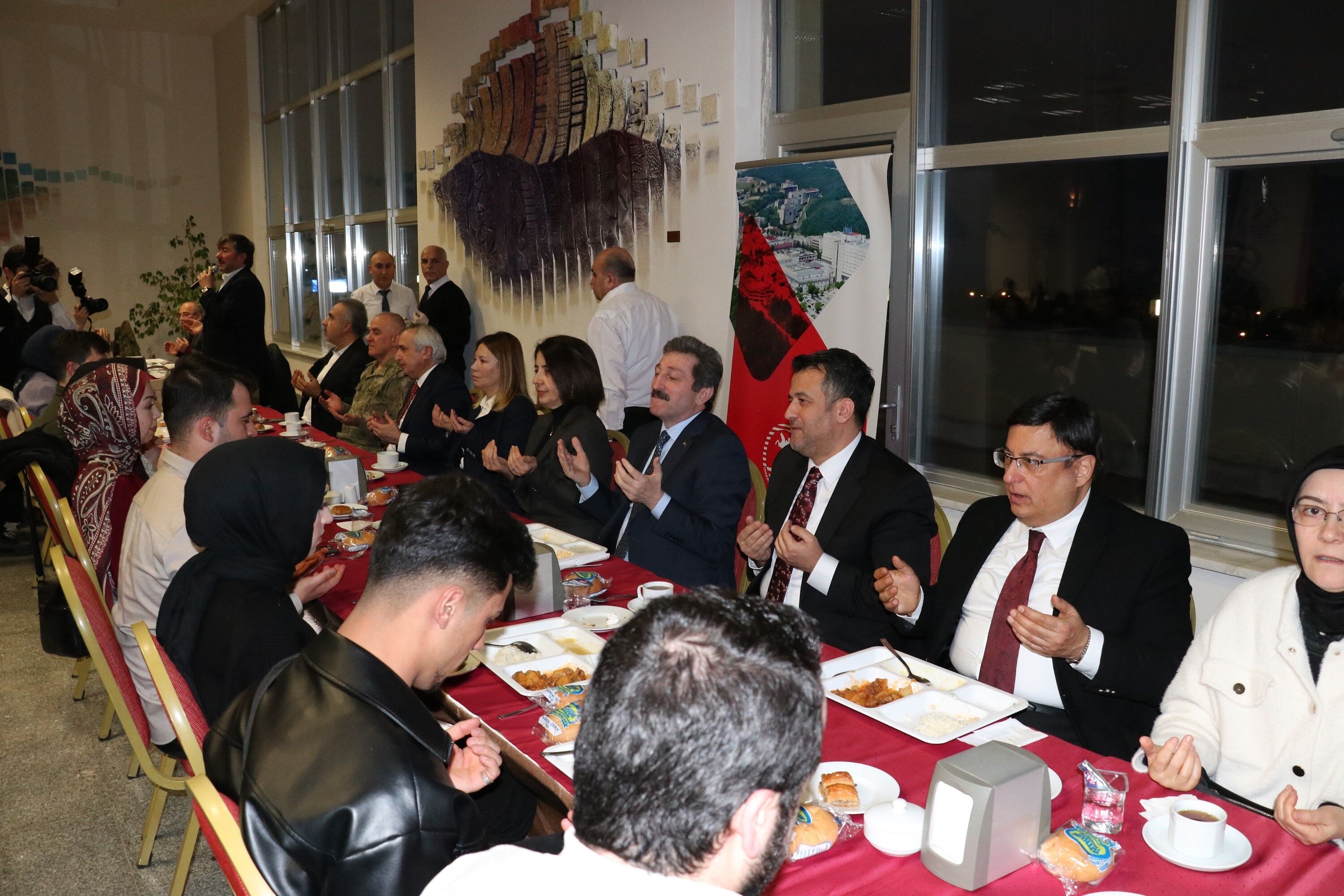 Samsun Omü’de Protokol Ve 4 Bin 500 Öğrenci İftarda Buluştu 2