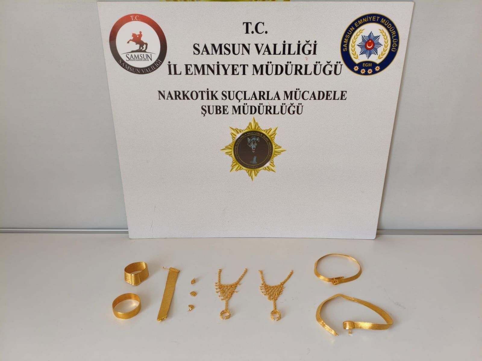 Samsun’da 29 Yıl Hapis Cezası Bulunan Dolandırıcı Sahte Altınla Yakalandı2
