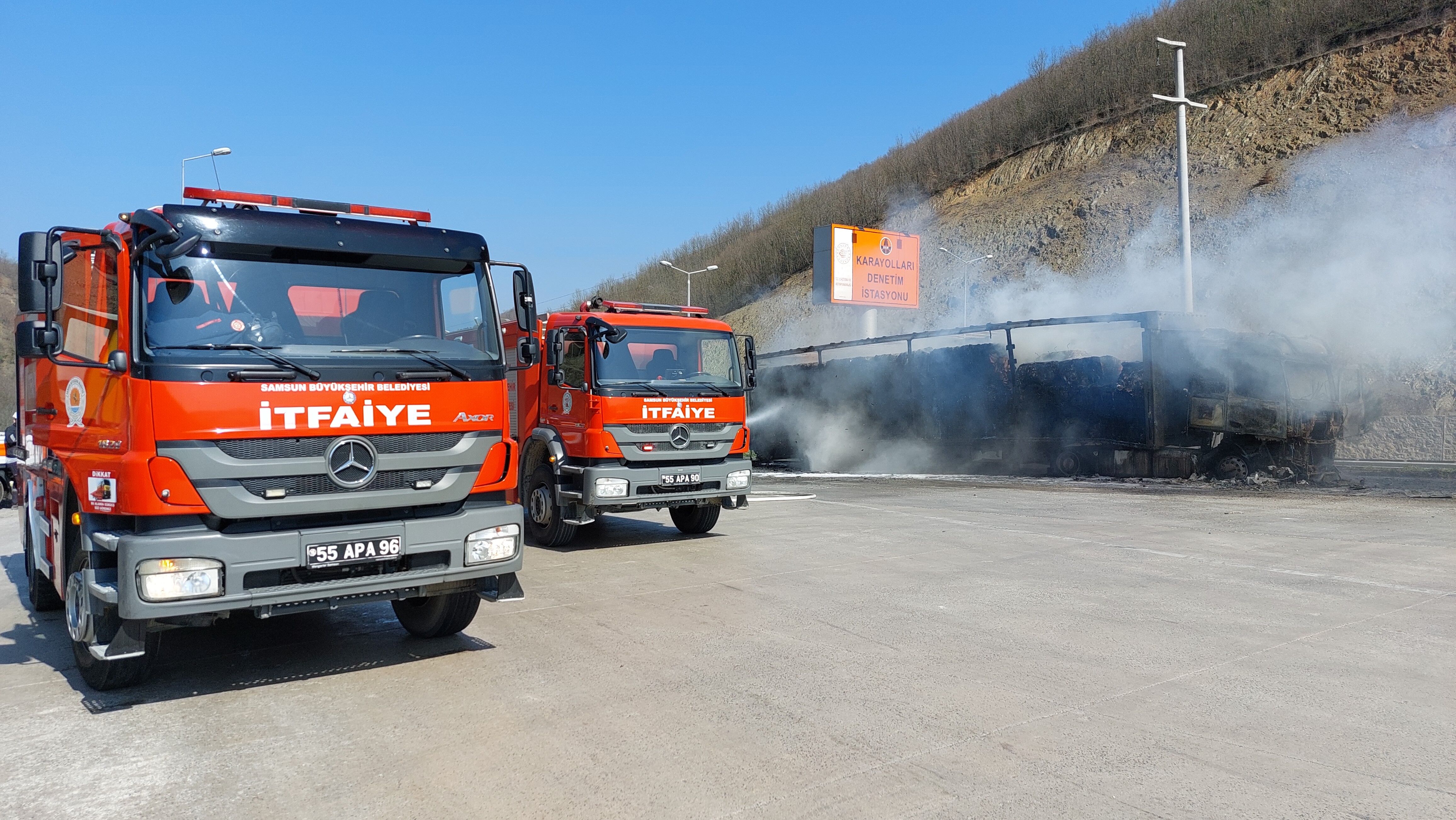 Samsun'da Denetim İstasyonunda Karton Yüklü Tır Alev Alev Yandı (1)