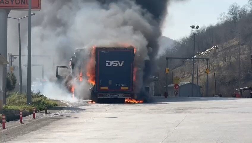 Samsun'da Denetim İstasyonunda Karton Yüklü Tır Alev Alev Yandı (2)