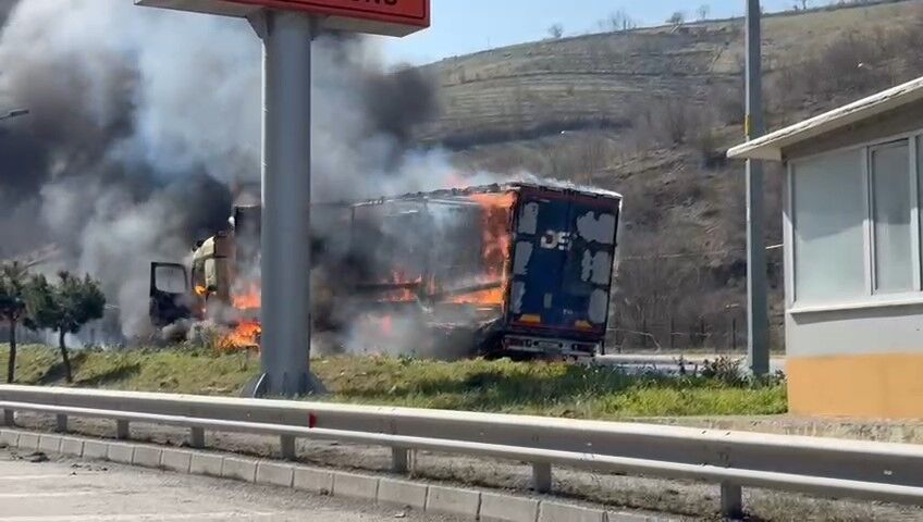 Samsun'da Denetim İstasyonunda Karton Yüklü Tır Alev Alev Yandı (3)