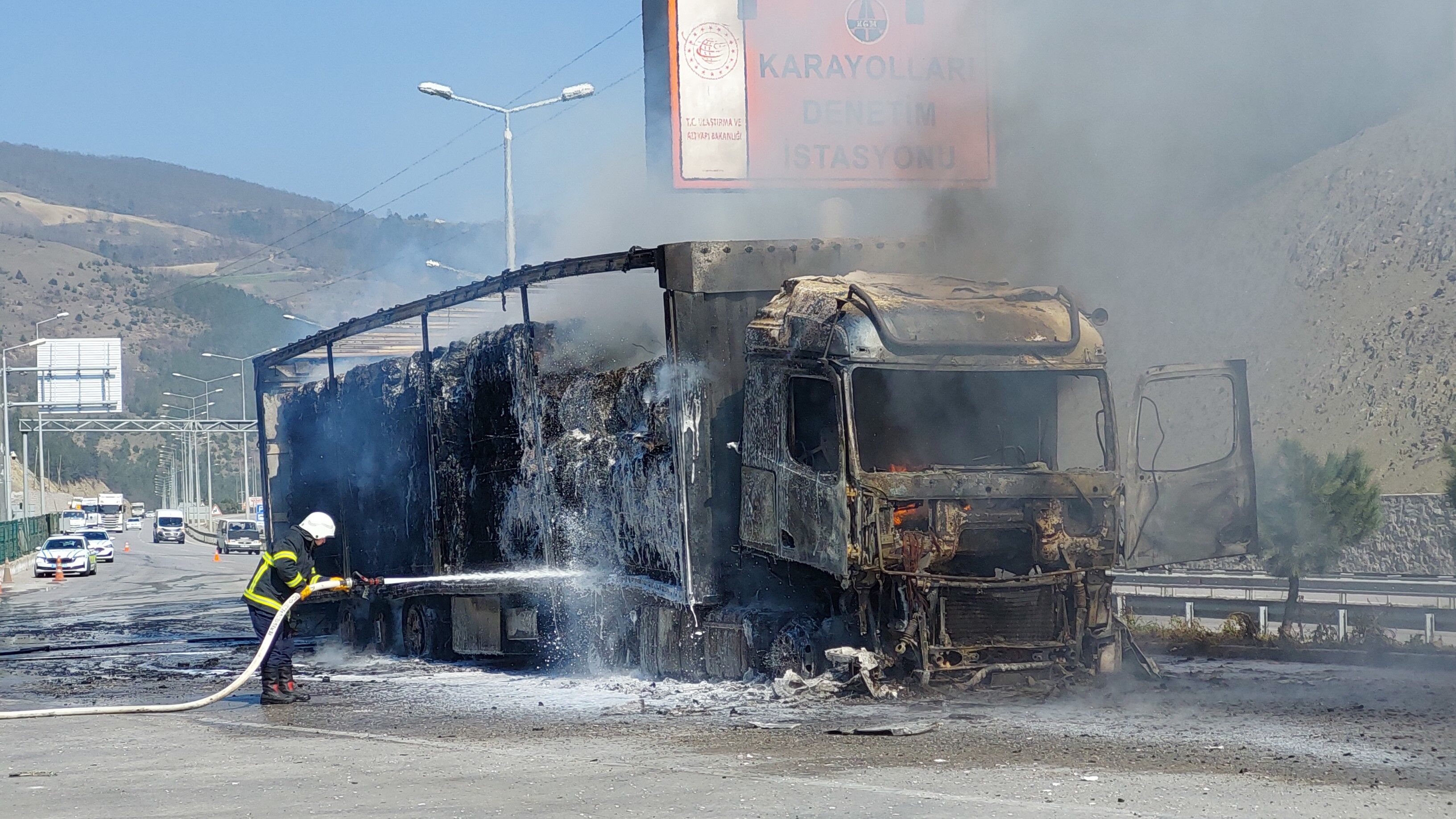 Samsun'da Denetim İstasyonunda Karton Yüklü Tır Alev Alev Yandı (5)