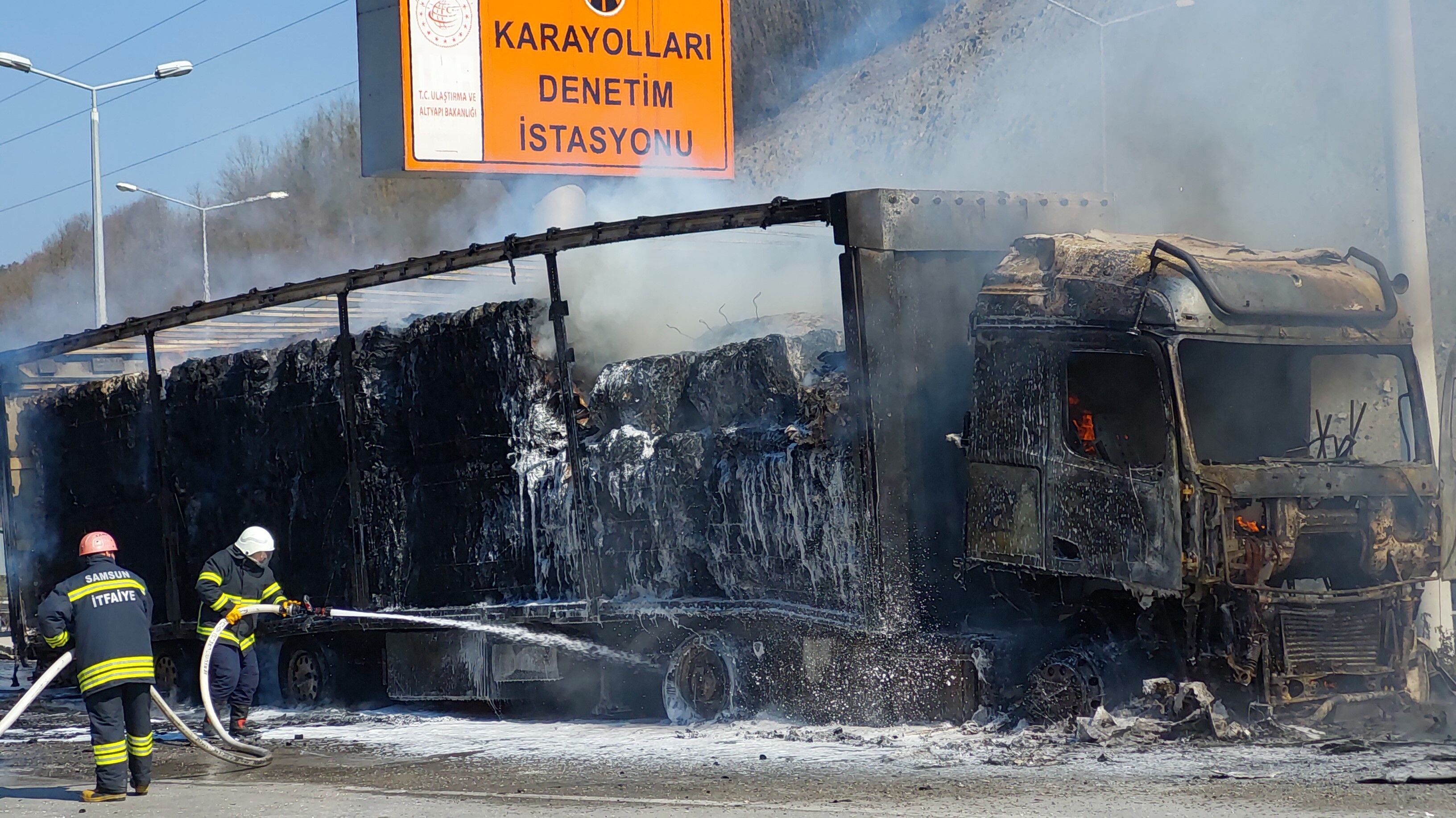Samsun'da Denetim İstasyonunda Karton Yüklü Tır Alev Alev Yandı (6)