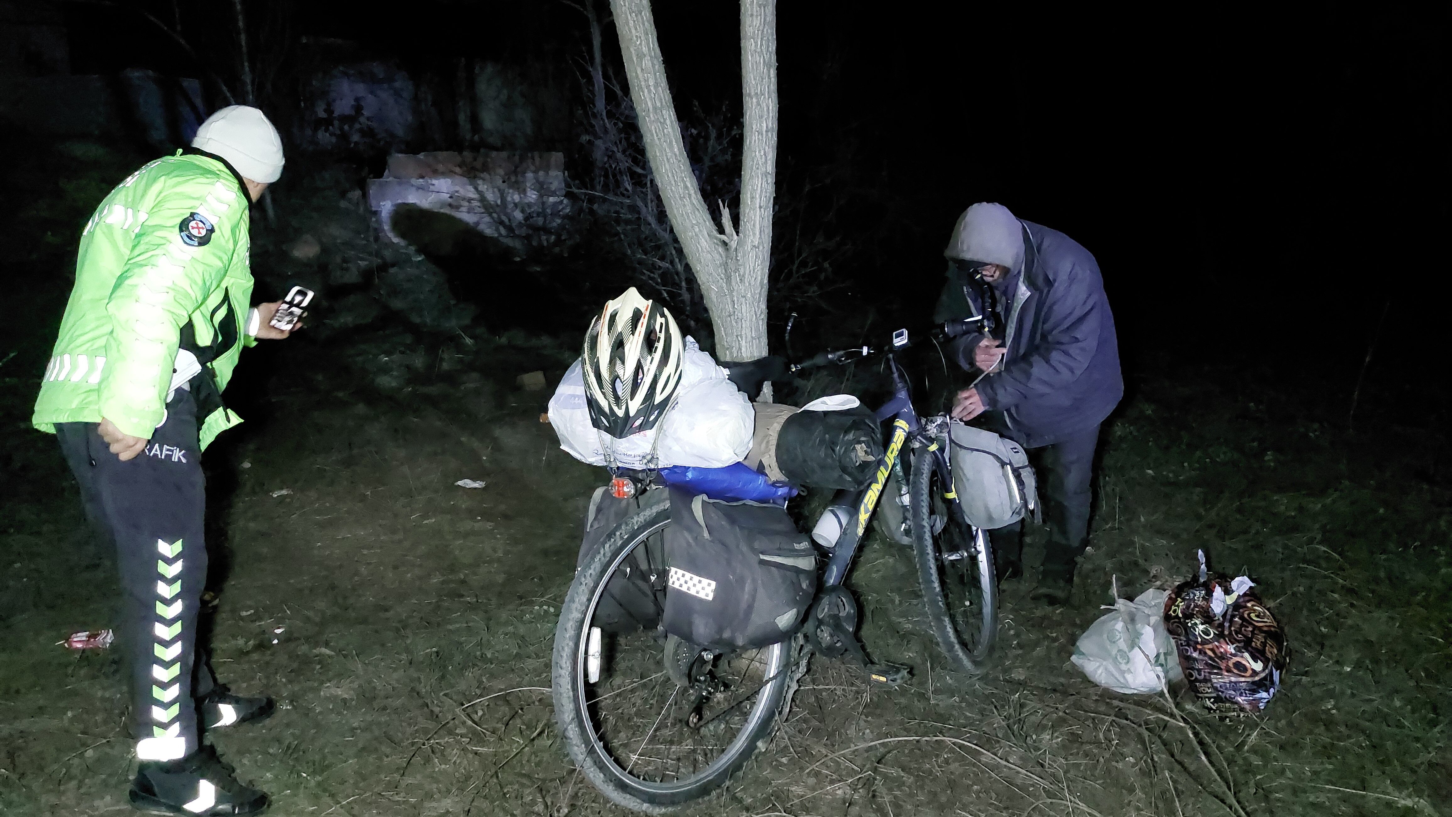 Samsun’da Polisler Bisikletli Yolcuyu Donmaktan Kurtardı1