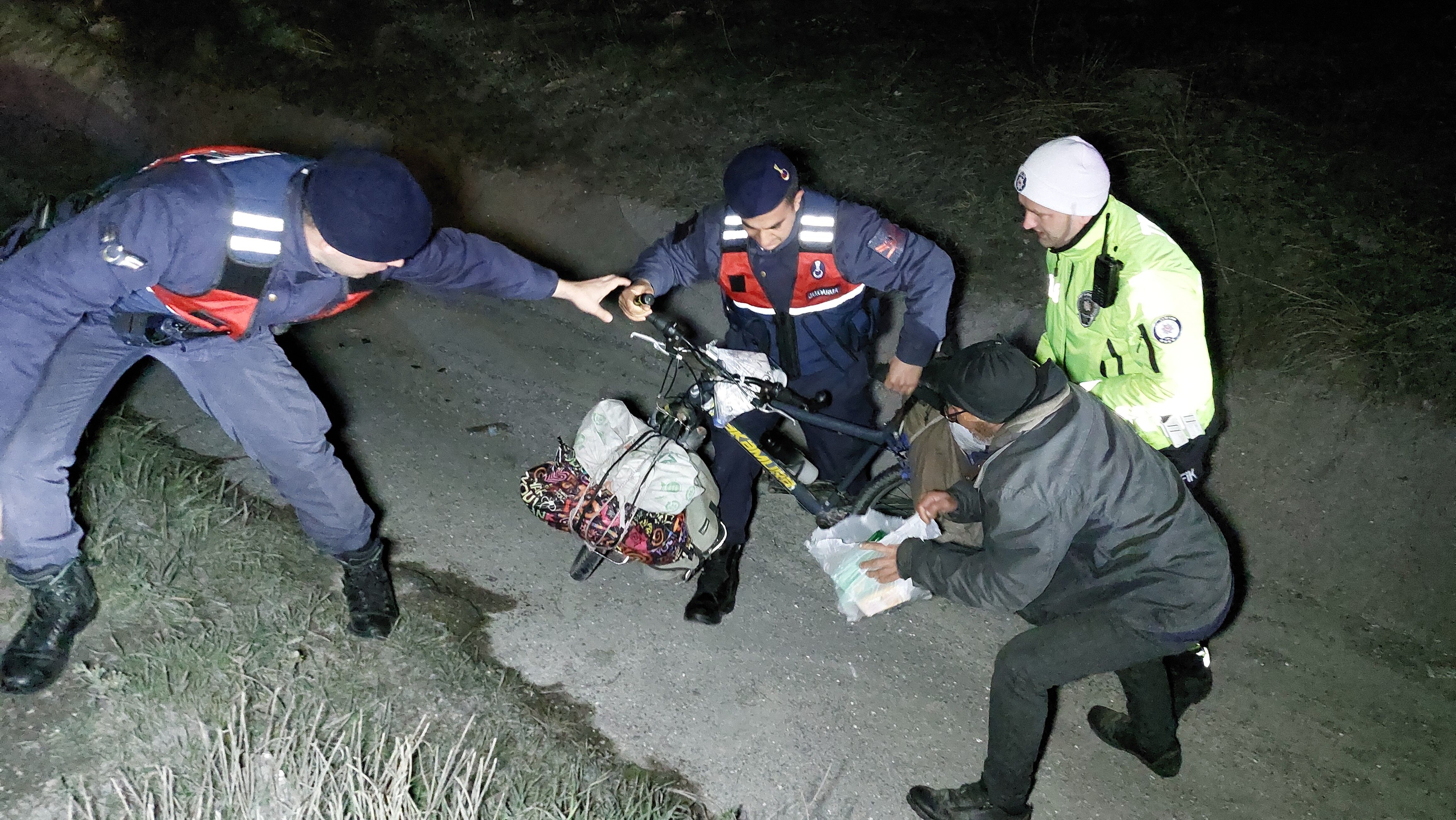 Samsun’da Polisler Bisikletli Yolcuyu Donmaktan Kurtardı2