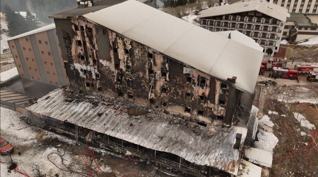 Uludağ'da Yanan Otel Günün Ağırınca Dronla Böyle Görüntülendi1
