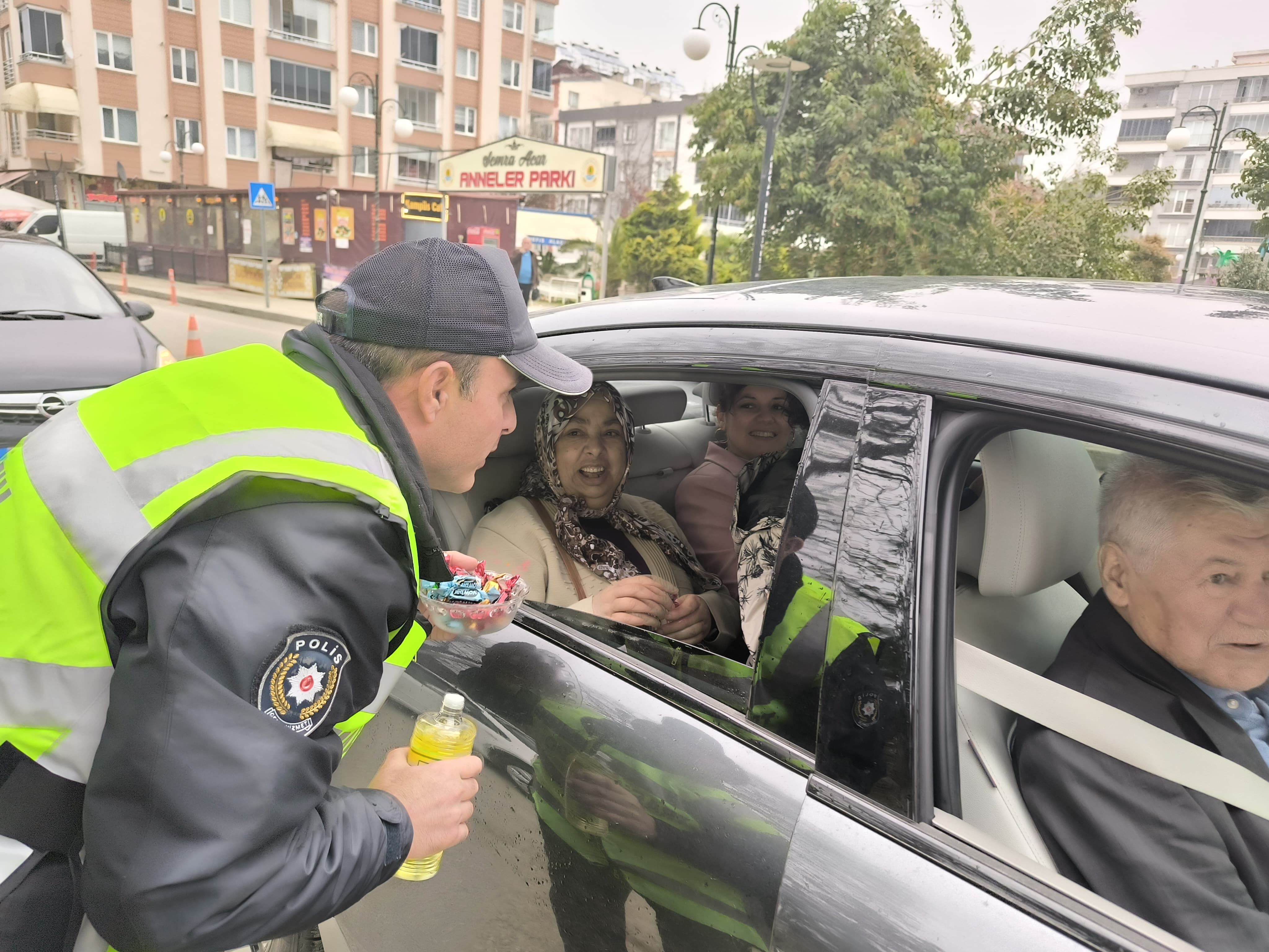 Alaçam'da Trafik Polislerinden Ramazan Bayramında Sürücülere Tatlı Sürpriz (1)