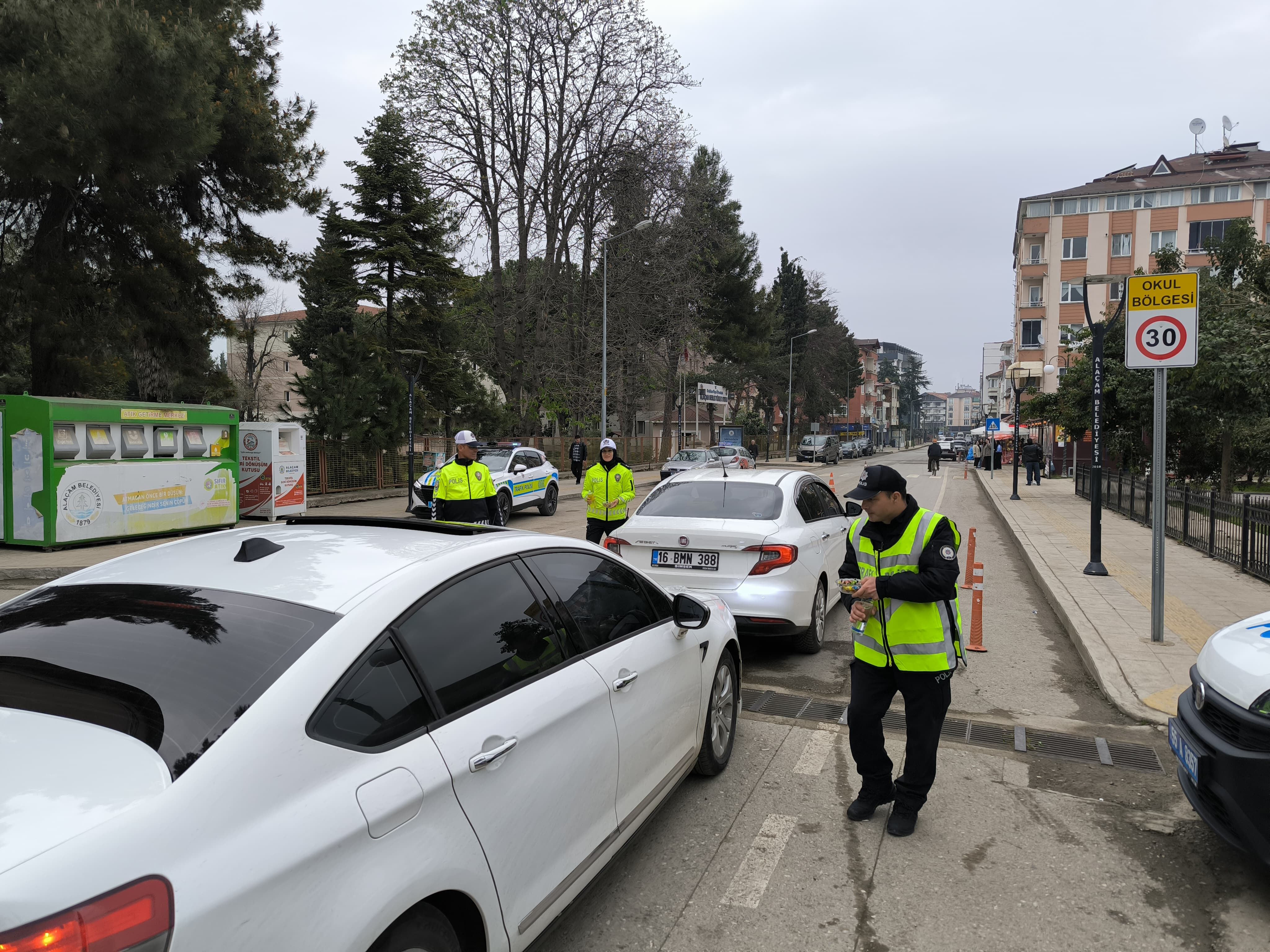 Alaçam'da Trafik Polislerinden Ramazan Bayramında Sürücülere Tatlı Sürpriz (3)