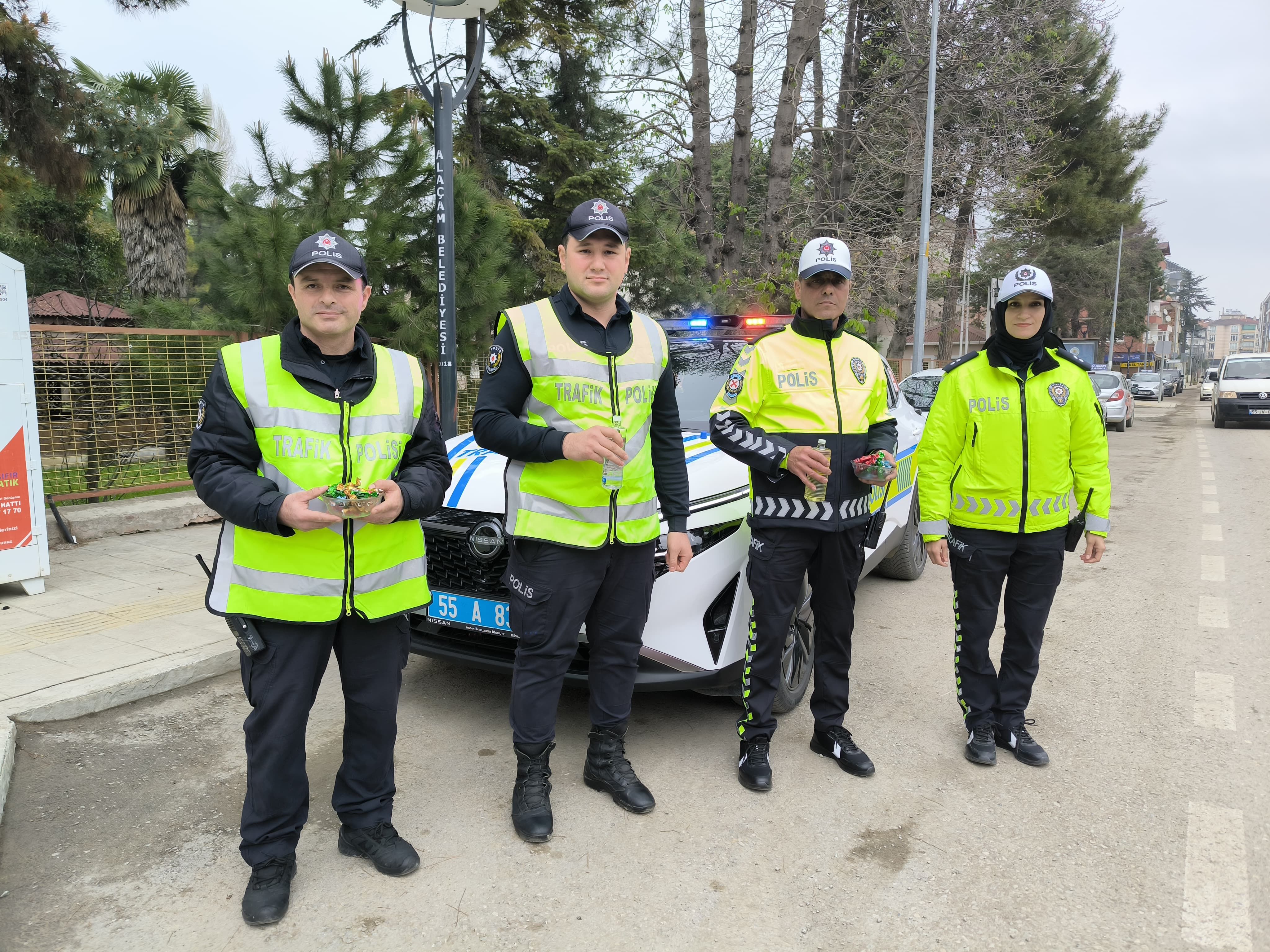 Alaçam'da Trafik Polislerinden Ramazan Bayramında Sürücülere Tatlı Sürpriz (4)