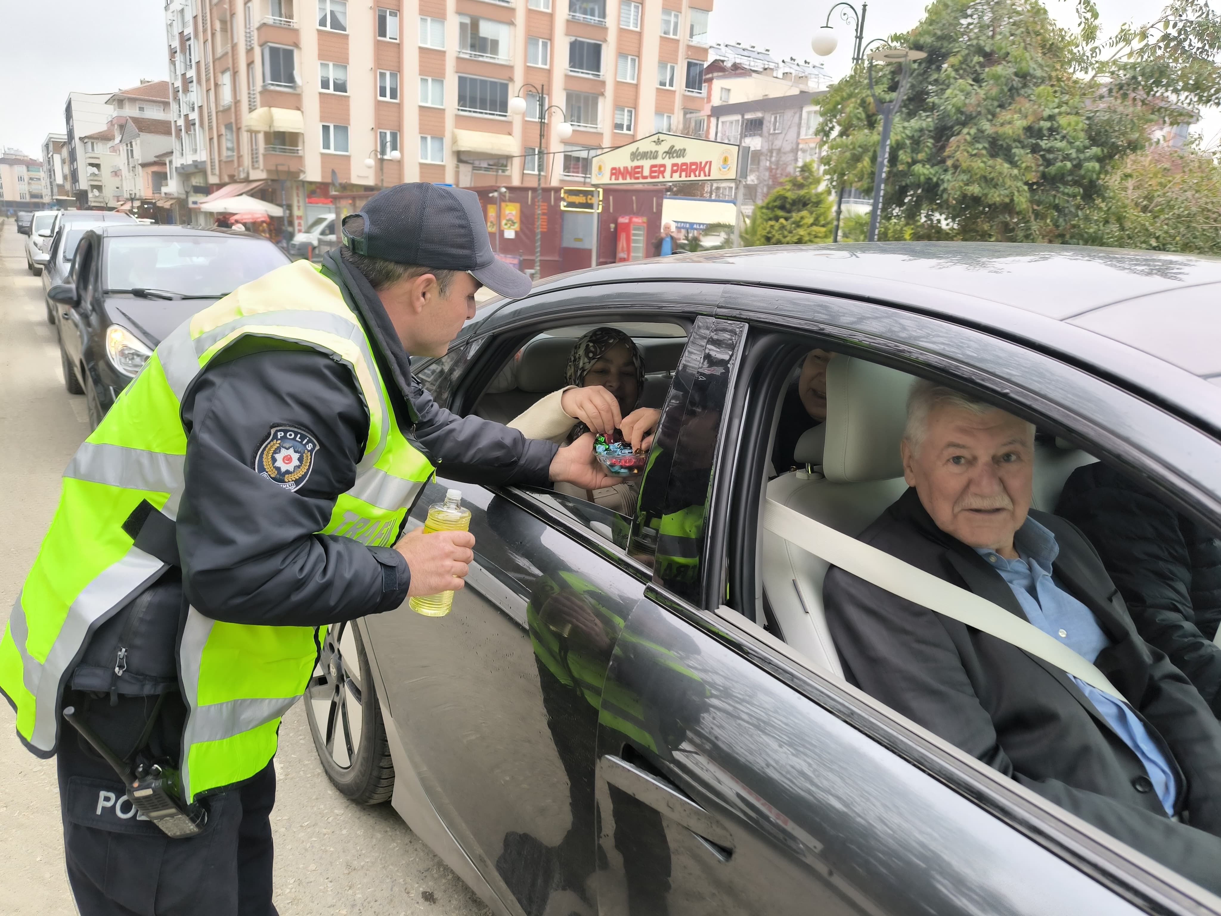 Alaçam'da Trafik Polislerinden Ramazan Bayramında Sürücülere Tatlı Sürpriz (5)