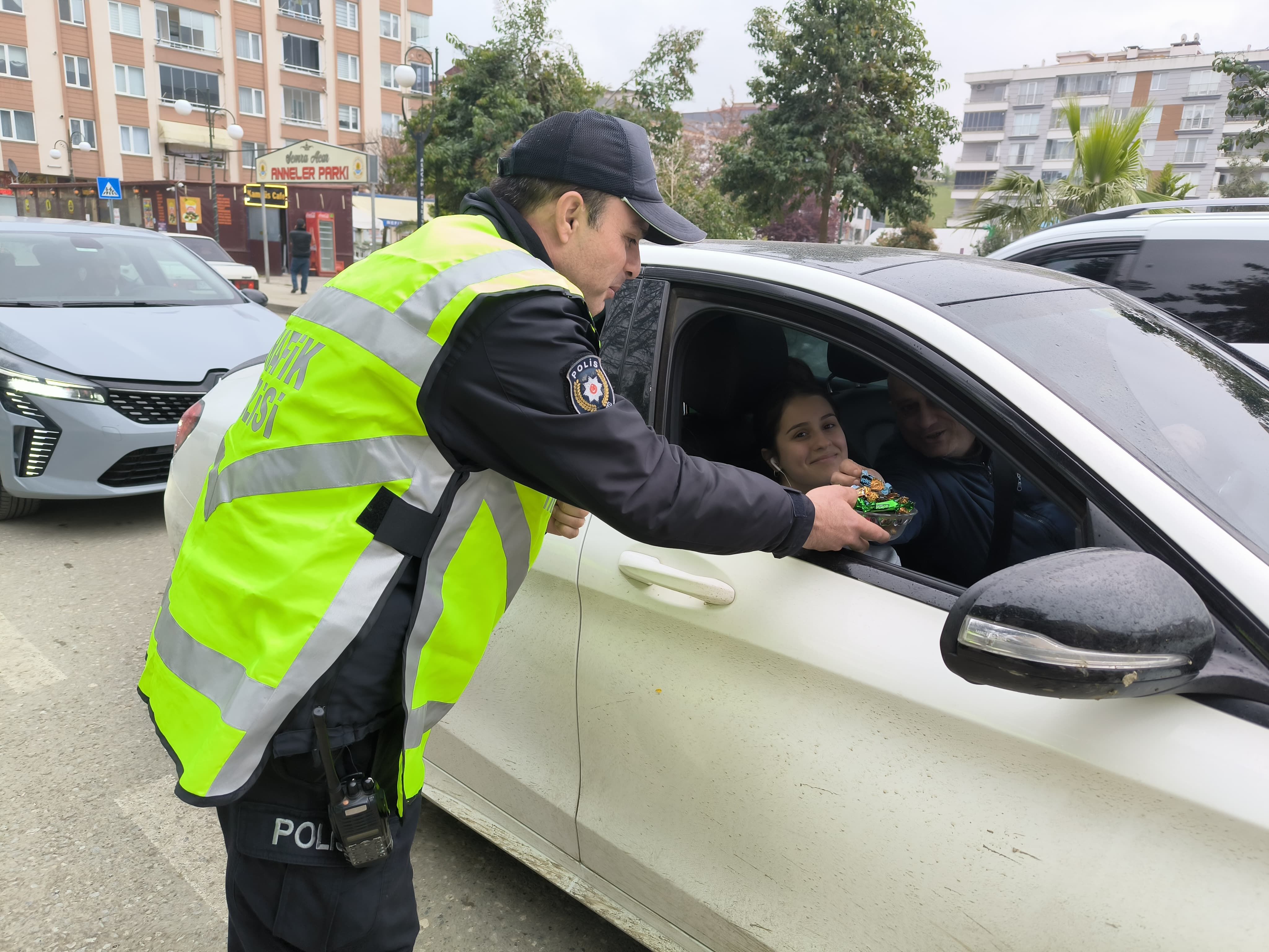 Alaçam'da Trafik Polislerinden Ramazan Bayramında Sürücülere Tatlı Sürpriz (6)
