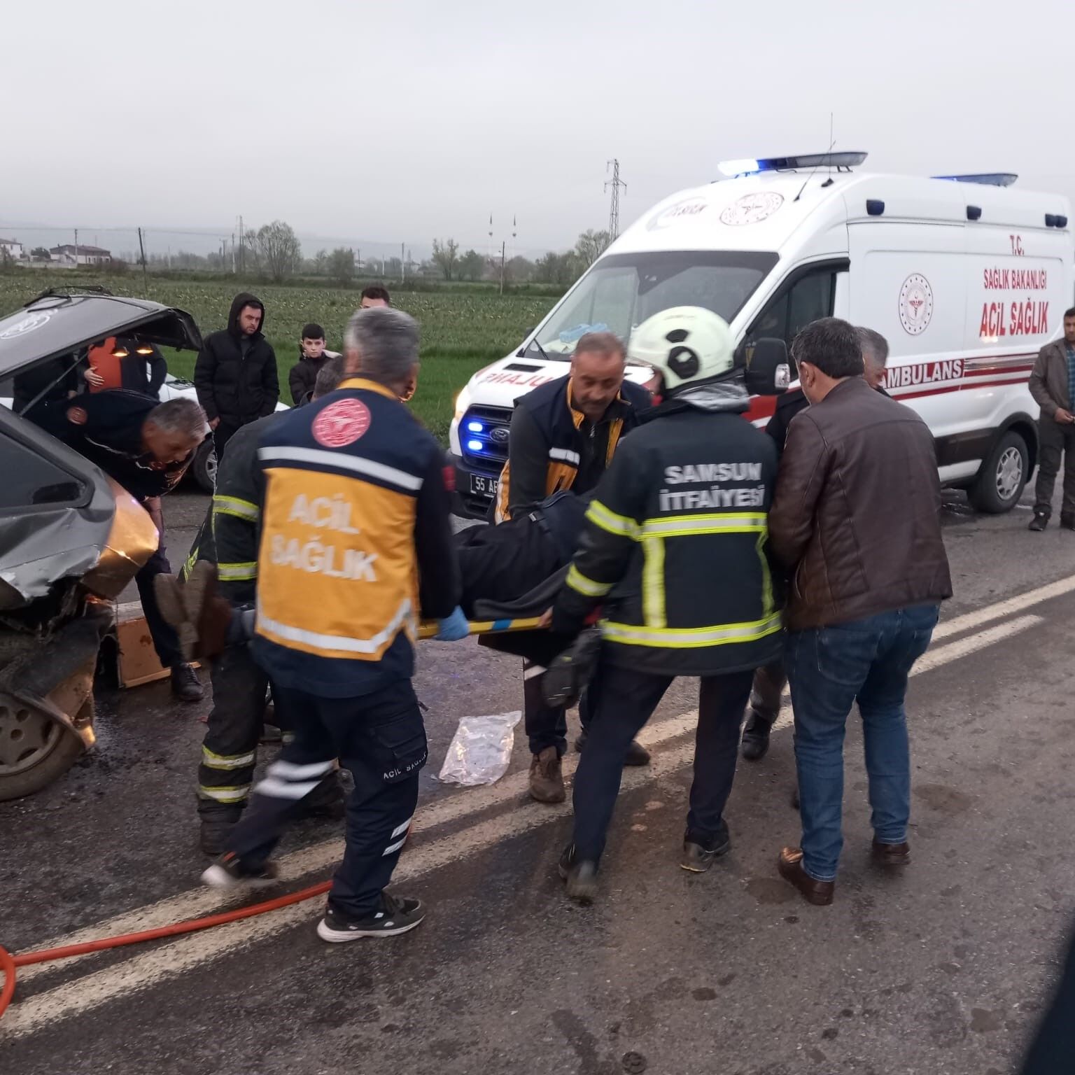 Bafra’da Iki Otomobil Kavşakta Çarpıştı 3 Yaralı (1)