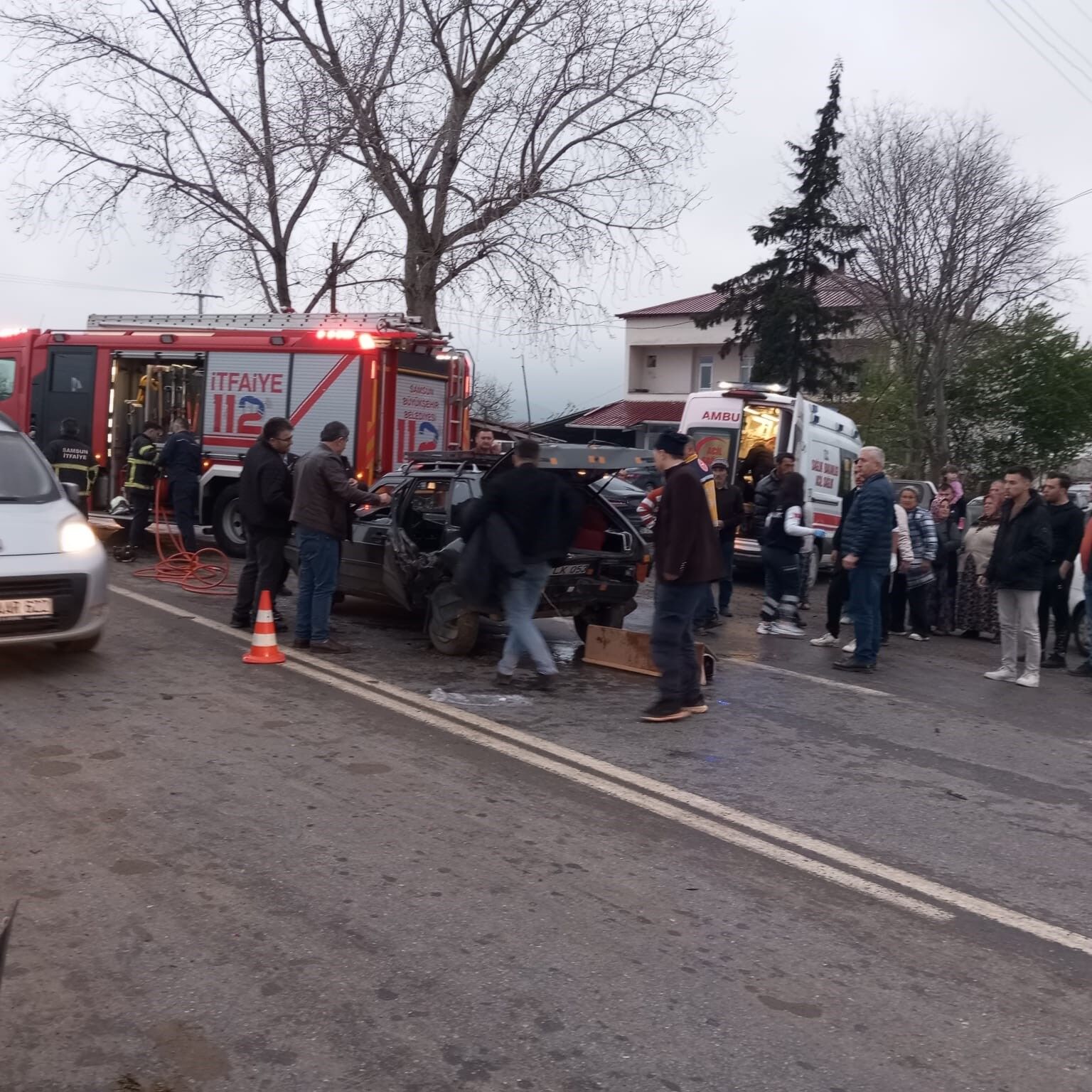 Bafra’da Iki Otomobil Kavşakta Çarpıştı 3 Yaralı (4)