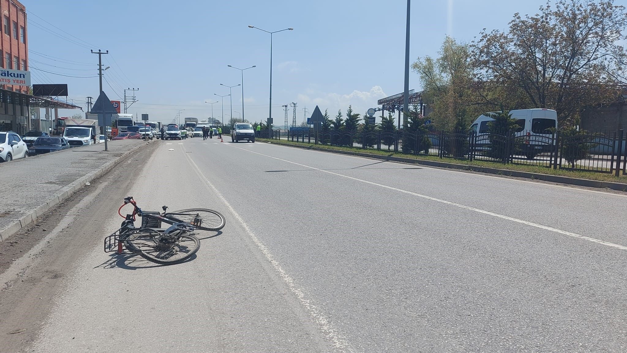 Bafra'da Kamyonetin Çarptığı Bisikletli Ağır Yaralandı2