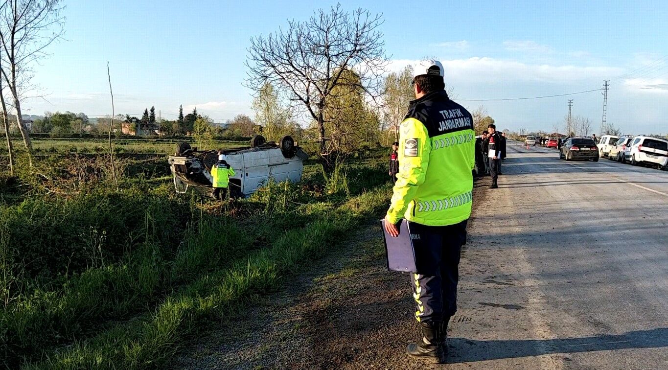 Bafra'da Minibüs Takla Attı 1 Ölü, 2 Yaralı (3)