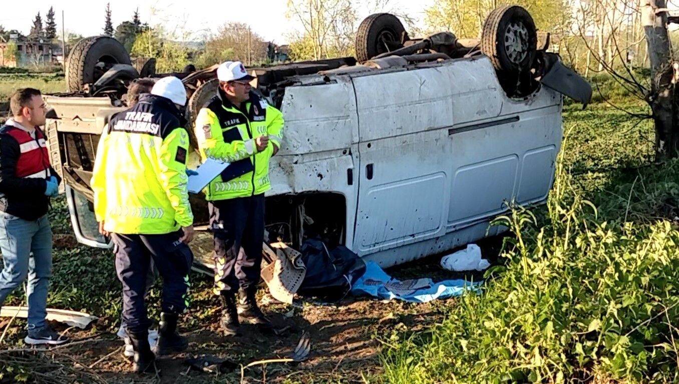 Bafra'da Minibüs Takla Attı 1 Ölü, 2 Yaralı (4)